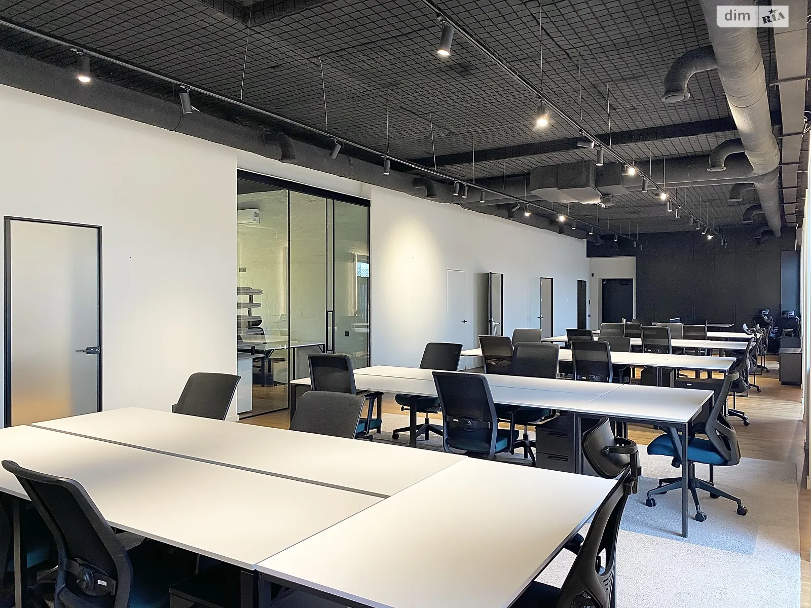 Сдается в аренду офис 245 кв. м в бизнес-центре, цена: 7000 $ - фото 1