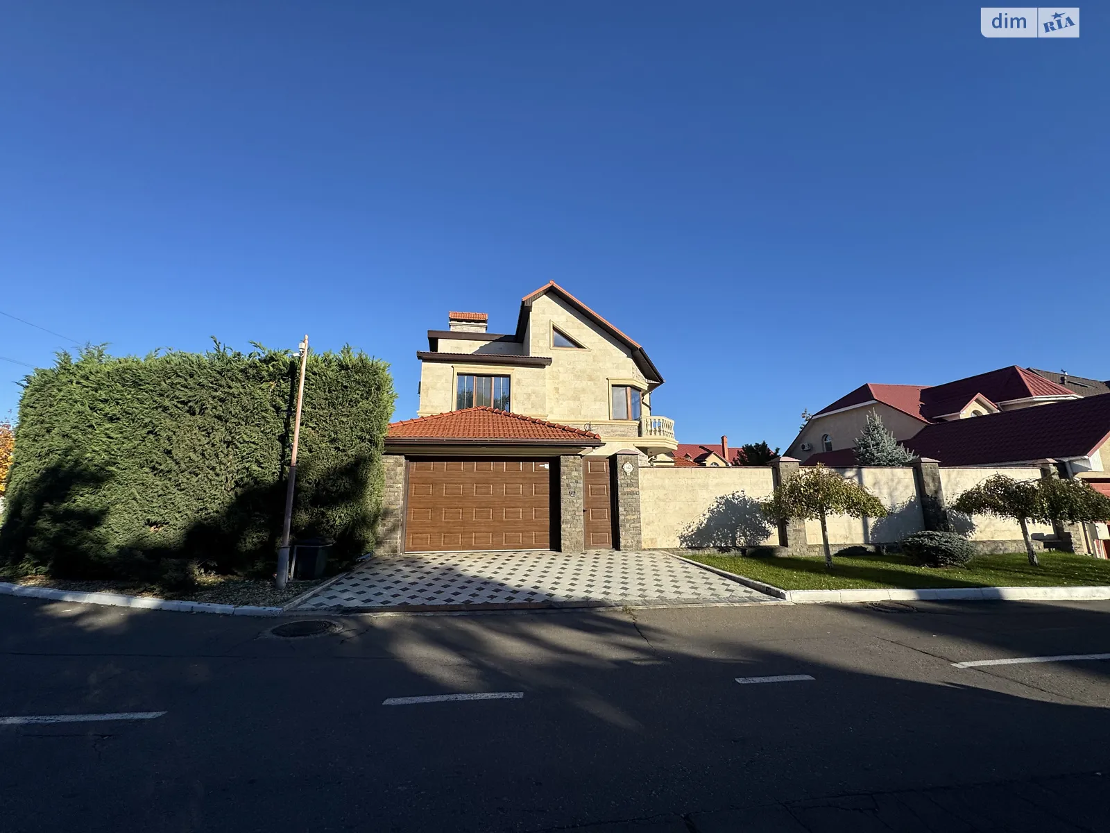 Продается дом на 3 этажа 320 кв. м с верандой, цена: 720000 $ - фото 1