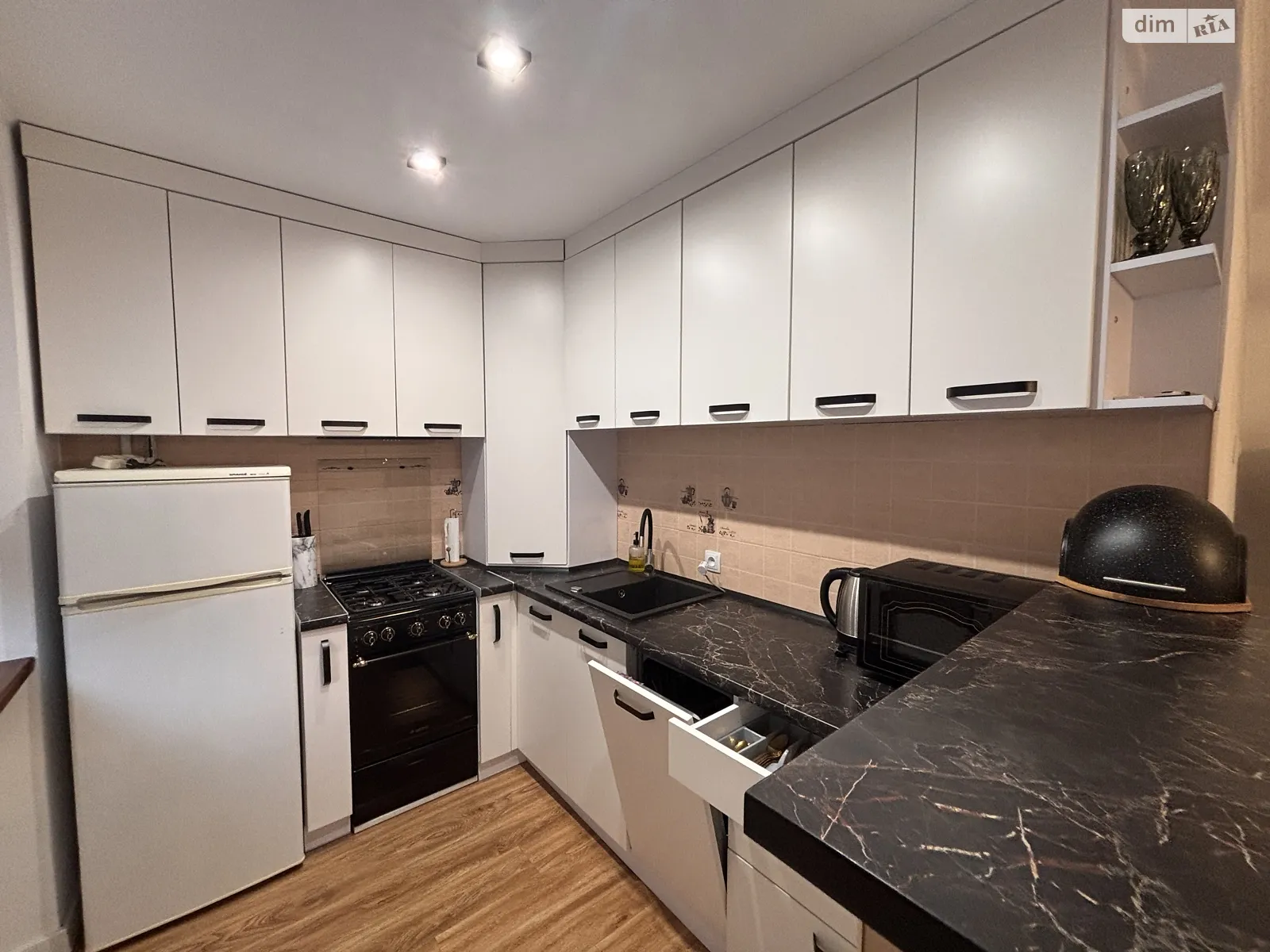 Сдается в аренду 1-комнатная квартира 48 кв. м в, цена: 400 $ - фото 1