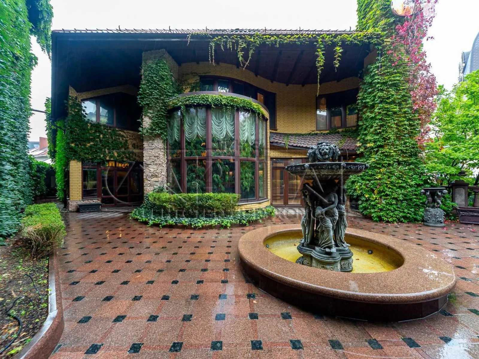 Продается дом на 3 этажа 400 кв. м с бассейном, цена: 7000000 $ - фото 1