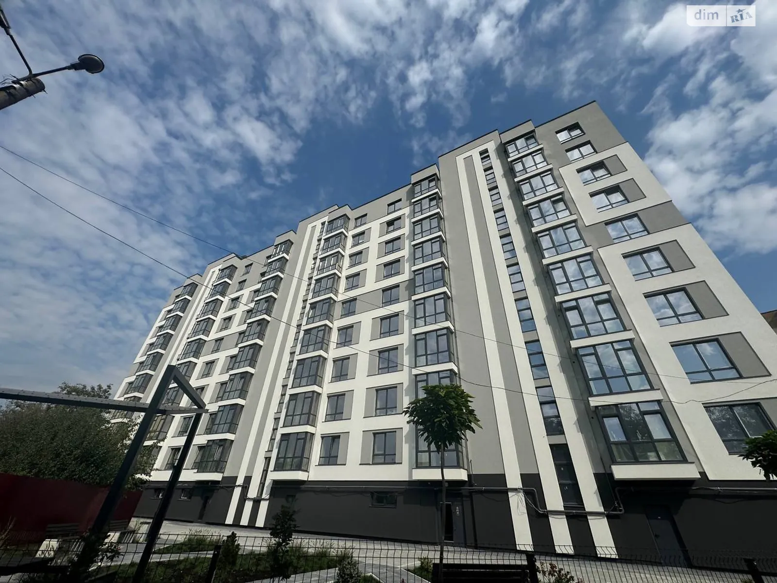 Продается 2-комнатная квартира 71 кв. м в Ивано-Франковске, ул. Молодежная, 53 - фото 1