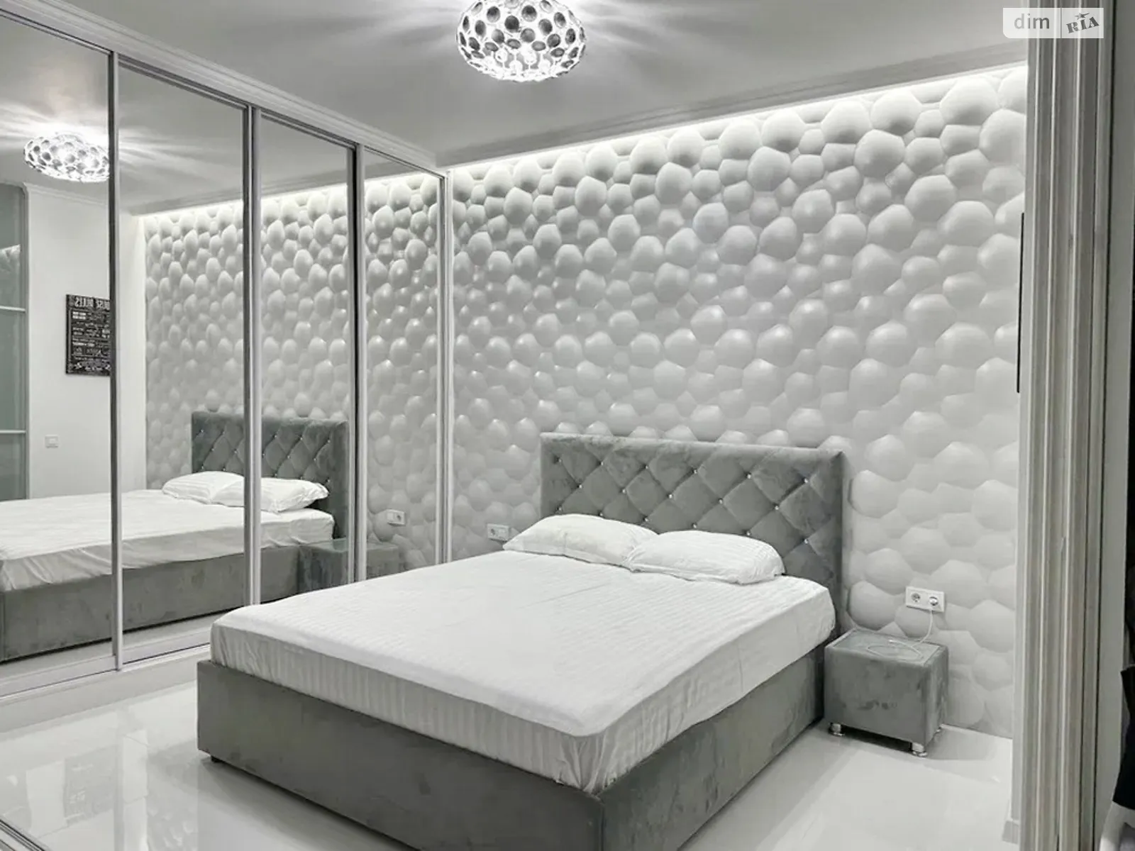 Продается 1-комнатная квартира 47.4 кв. м в Одессе, ул. Валерия Самофалова, 16А/1 - фото 1