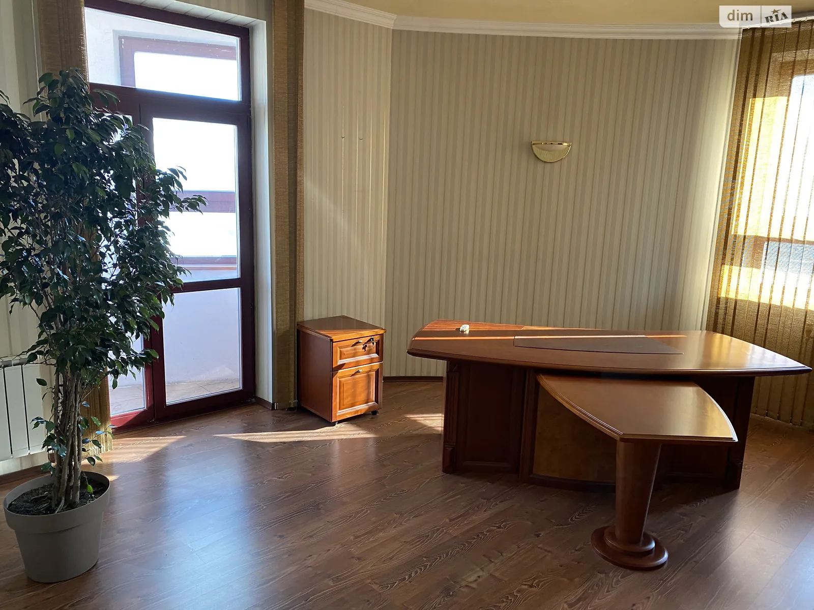 Сдается в аренду офис 180 кв. м в бизнес-центре, цена: 63000 грн - фото 1