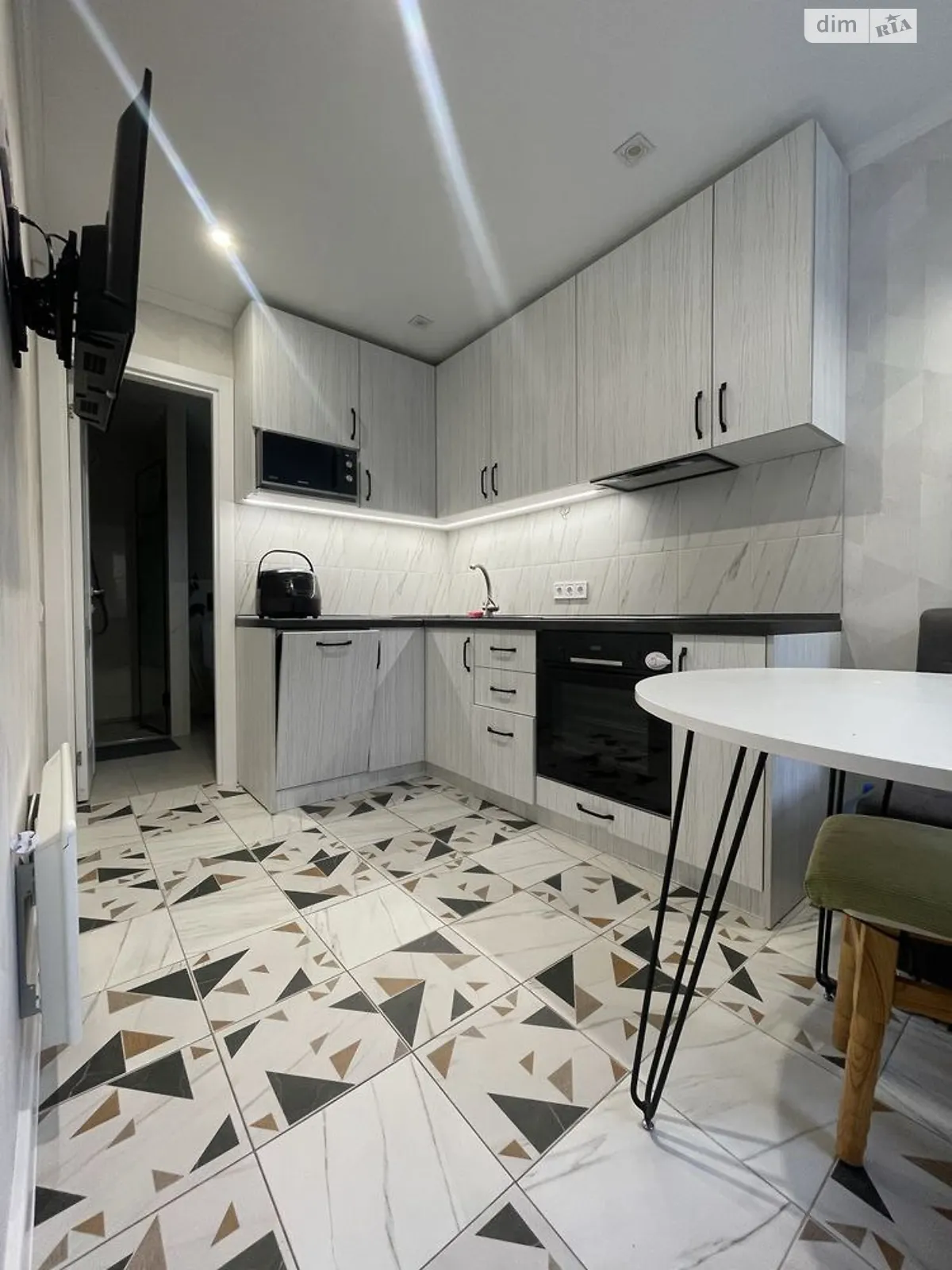 Сдается в аренду дом на 2 этажа 82.8 кв. м с беседкой, цена: 850 $ - фото 1