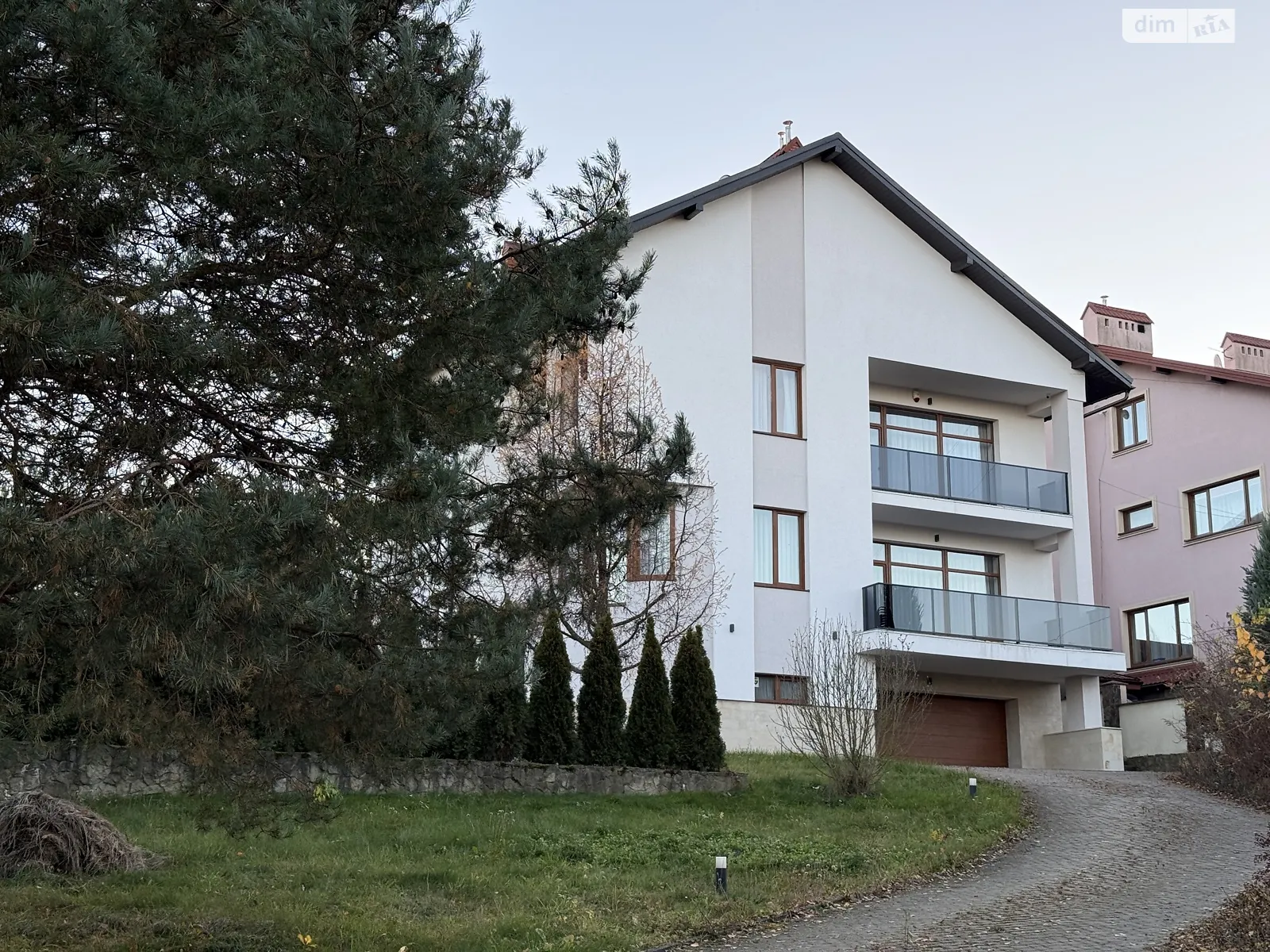 Сдается в аренду дом на 3 этажа 400 кв. м с подвалом, цена: 4000 $ - фото 1