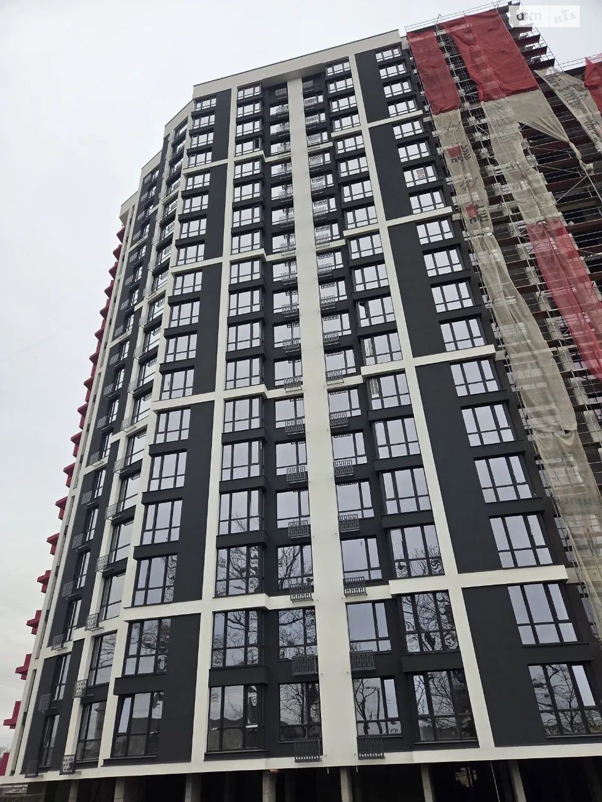 Продается 1-комнатная квартира 39 кв. м в Ивано-Франковске, ул. Хриплинская, 9 - фото 1