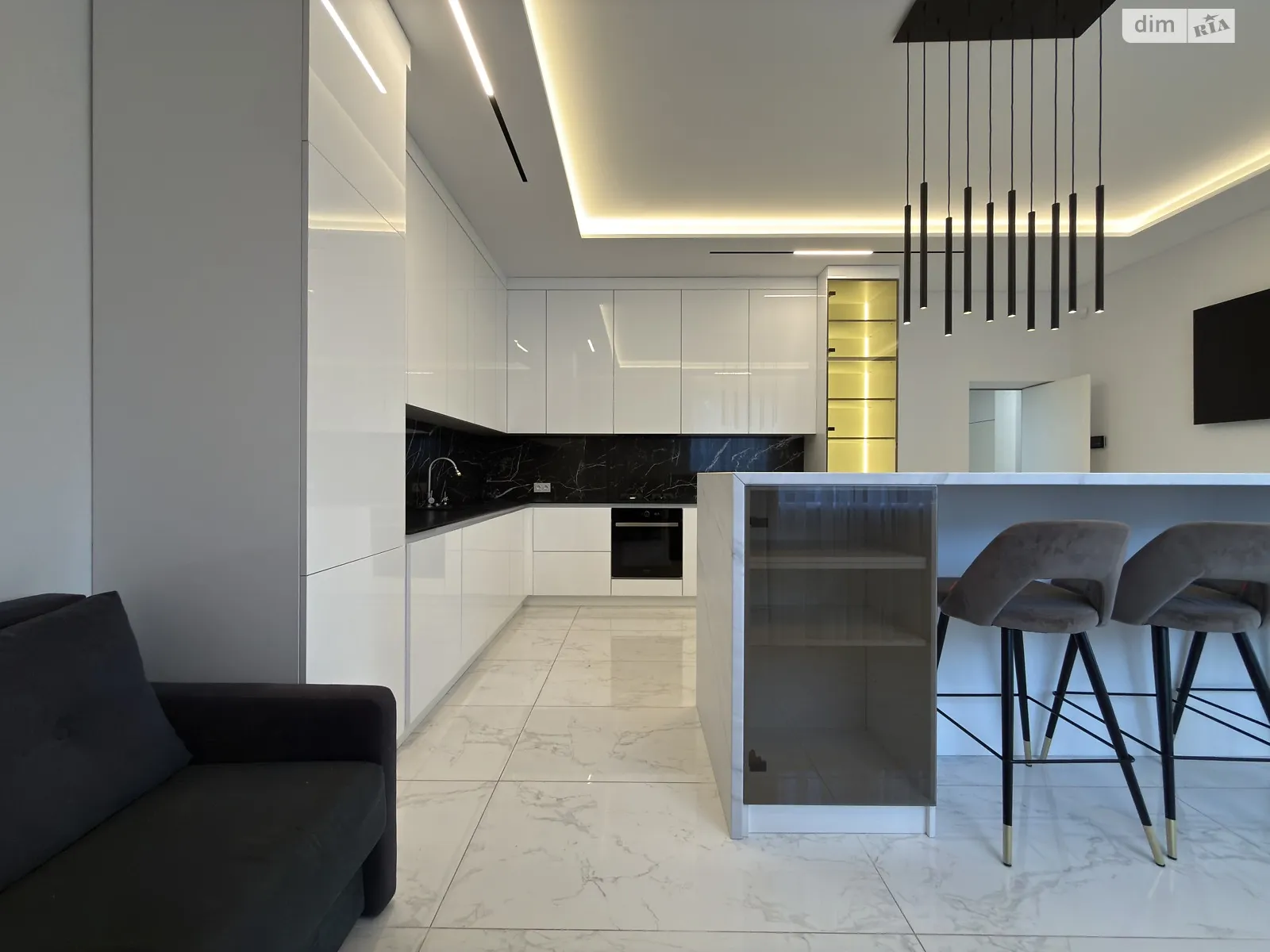 Сдается в аренду дом на 3 этажа 400 кв. м с мансардой, цена: 3000 $ - фото 1