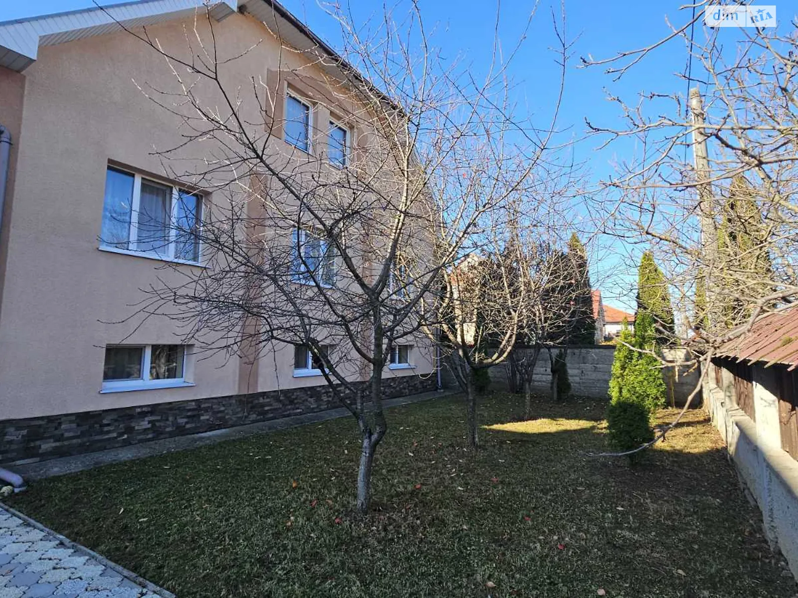 Сдается в аренду дом на 2 этажа 200 кв. м с гаражом, цена: 650 $ - фото 1