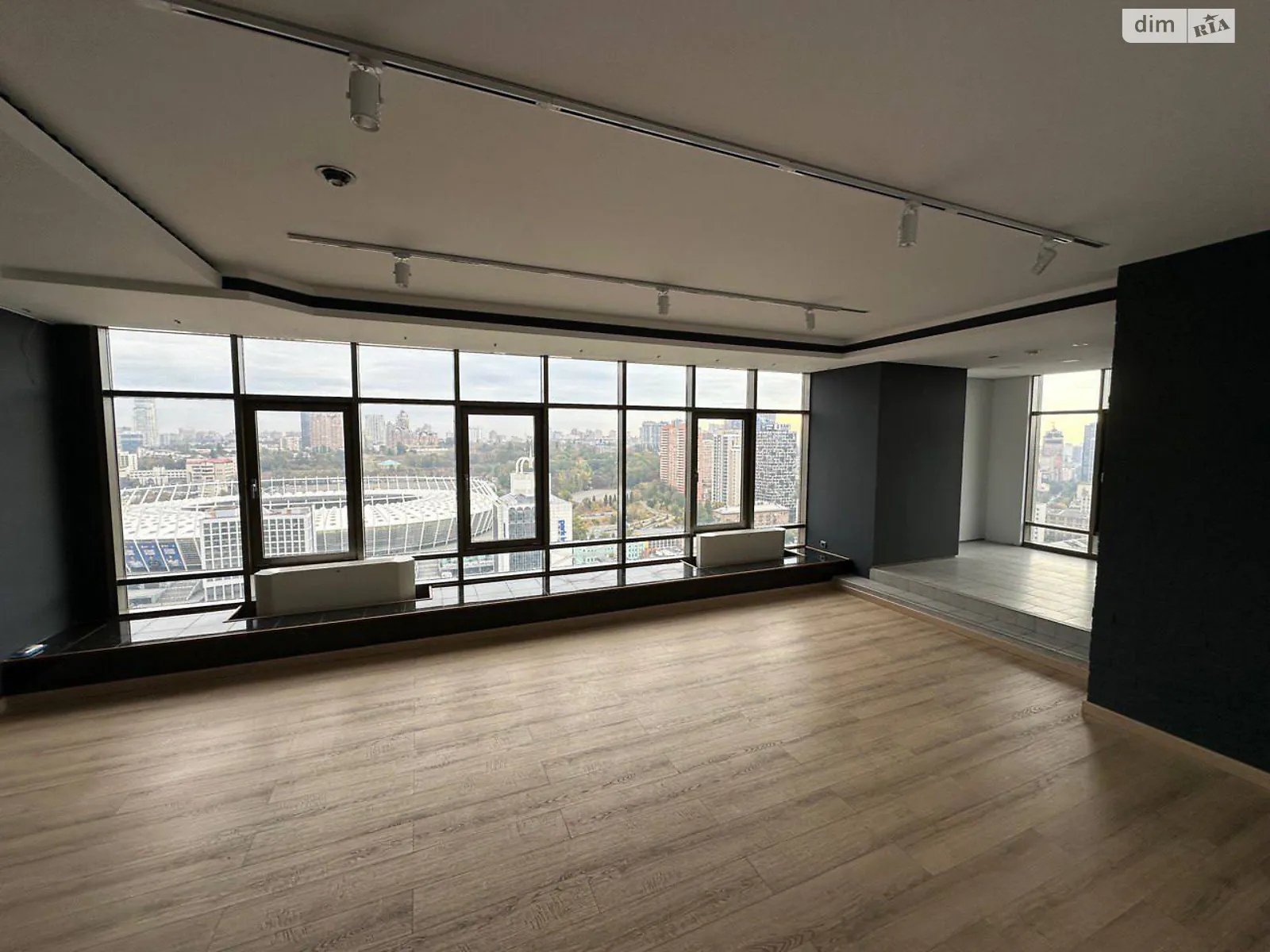 Сдается в аренду офис 472 кв. м в бизнес-центре, цена: 6250 $ - фото 1