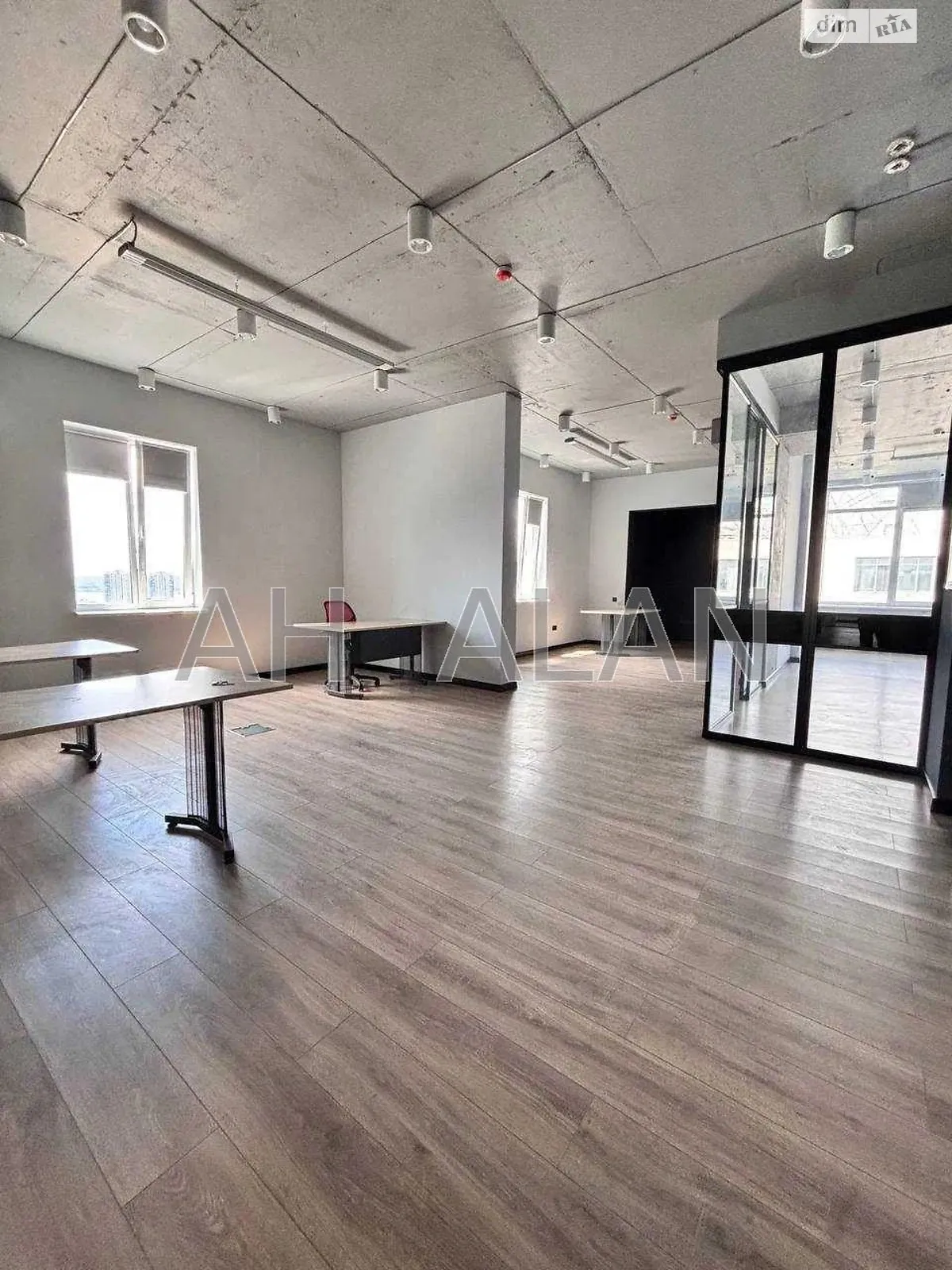 Сдается в аренду офис 200 кв. м в бизнес-центре, цена: 2000 $ - фото 1