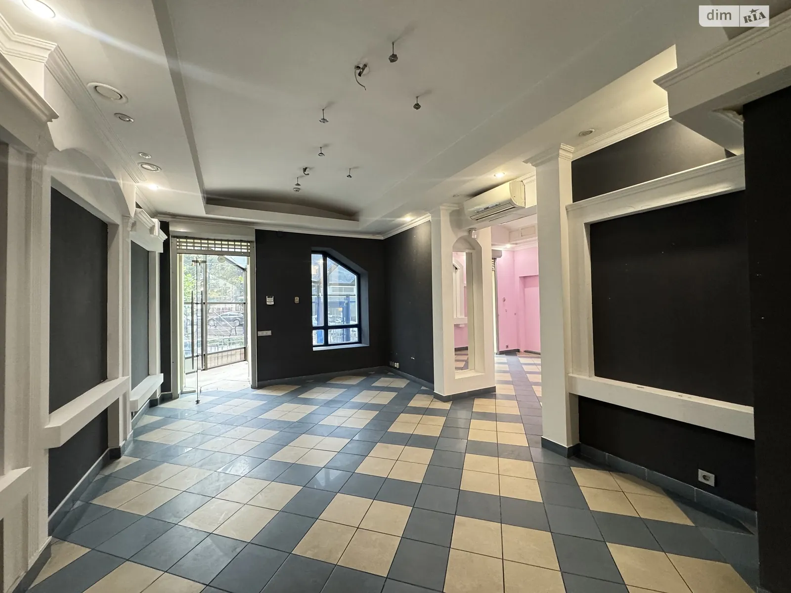 Сдается в аренду офис 110 кв. м в бизнес-центре, цена: 1100 $ - фото 1