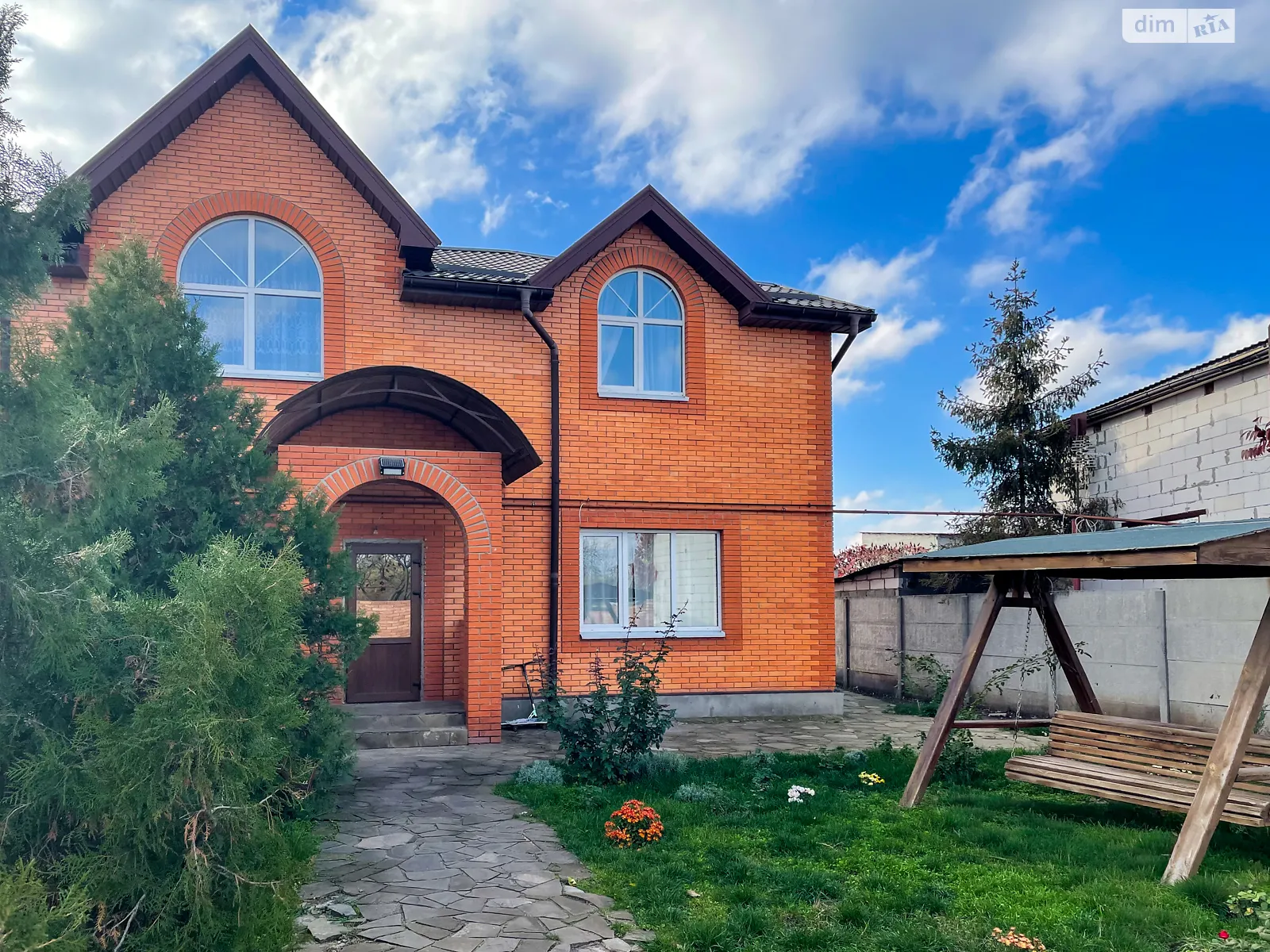 Продается дом на 2 этажа 318.2 кв. м с беседкой, цена: 130000 $ - фото 1