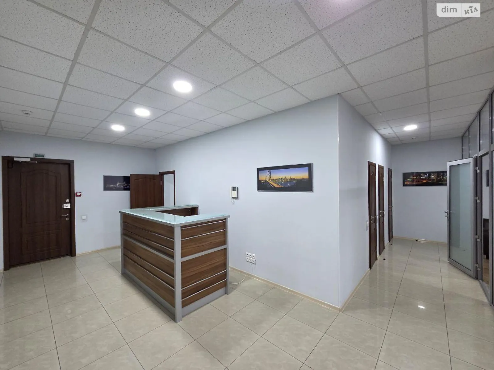 Сдается в аренду офис 180 кв. м в бизнес-центре, цена: 2500 $ - фото 1