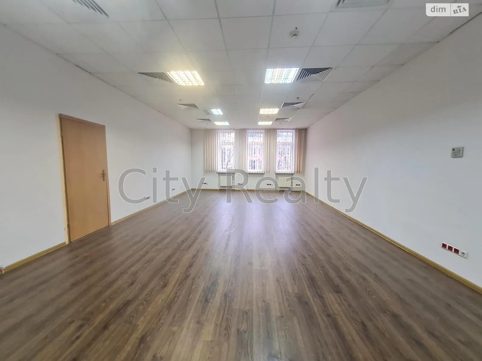 Сдается в аренду офис 61.5 кв. м в бизнес-центре, цена: 27675 грн - фото 1