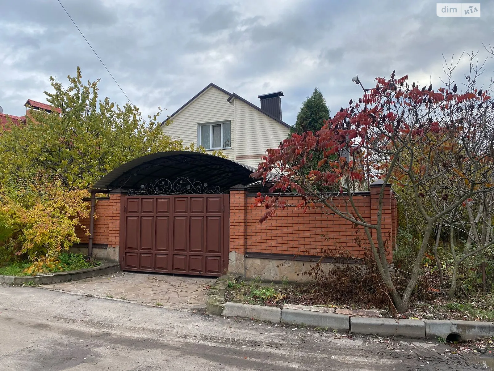 Продается дом на 2 этажа 320 кв. м с садом, цена: 187599 $ - фото 1