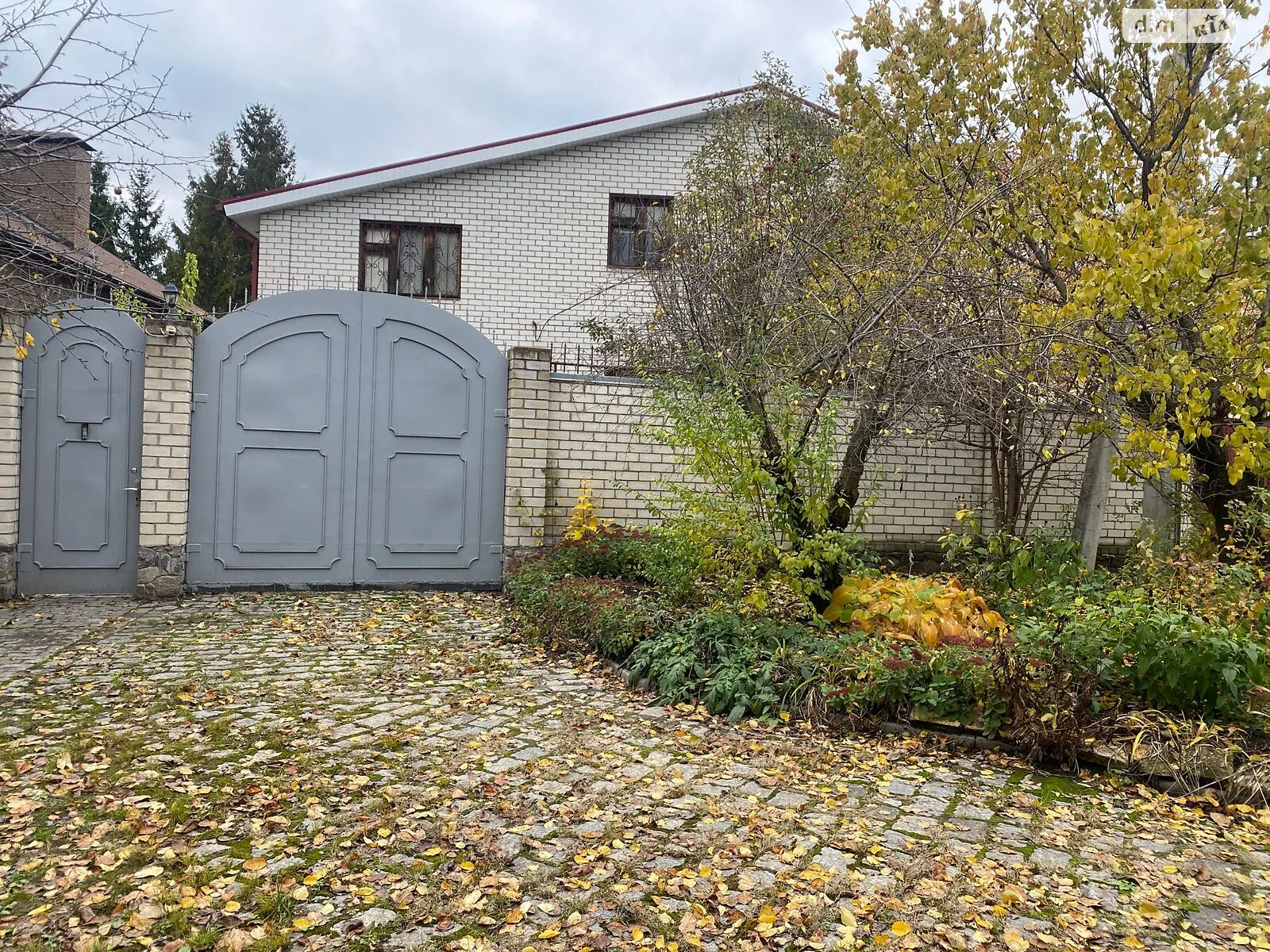 Продается дом на 2 этажа 250 кв. м с подвалом, цена: 128499 $ - фото 1