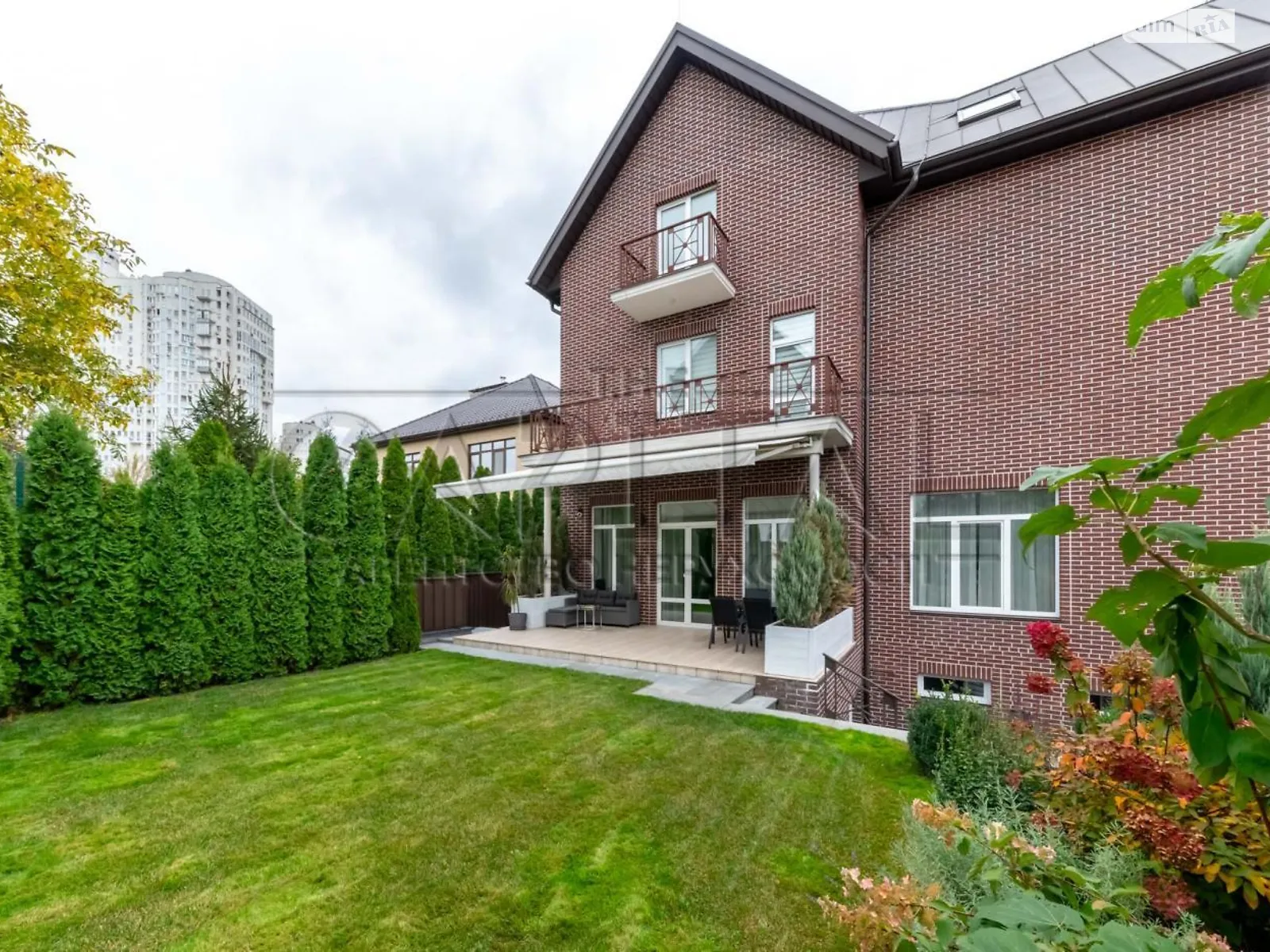 Продается дом на 3 этажа 450 кв. м с беседкой, цена: 900000 $ - фото 1