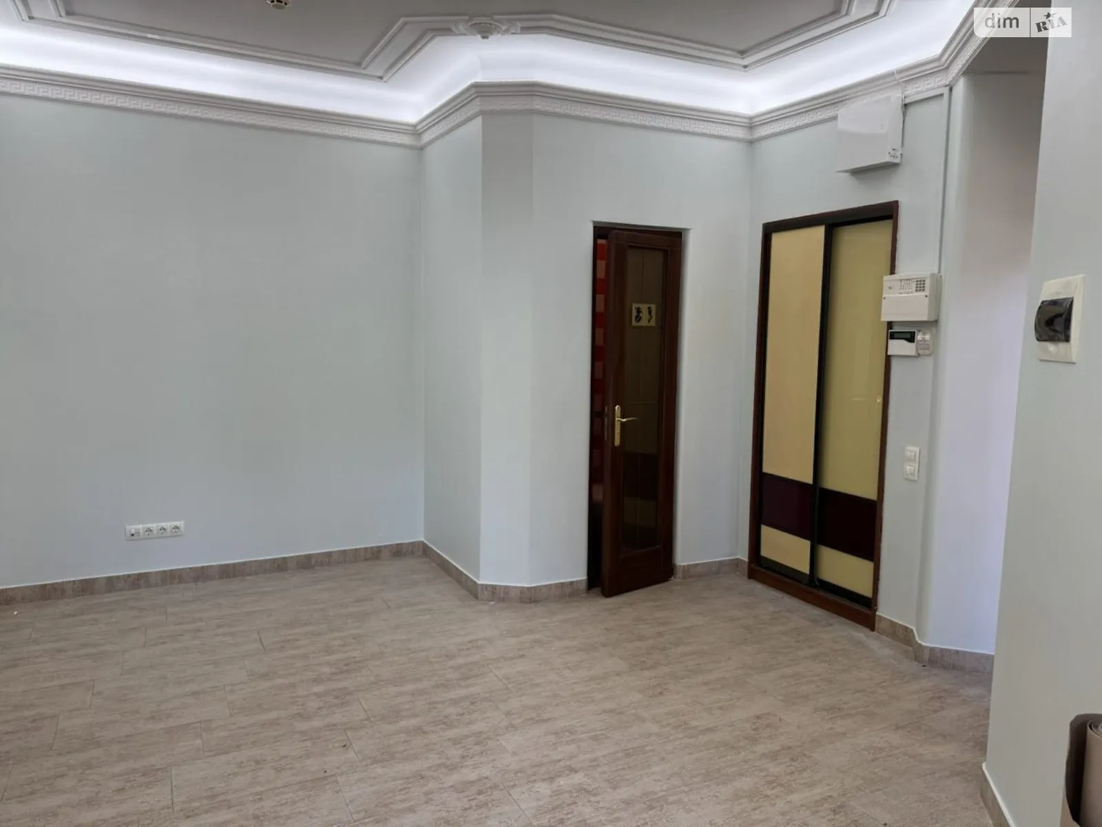 Сдается в аренду офис 47 кв. м в бизнес-центре, цена: 550 $ - фото 1