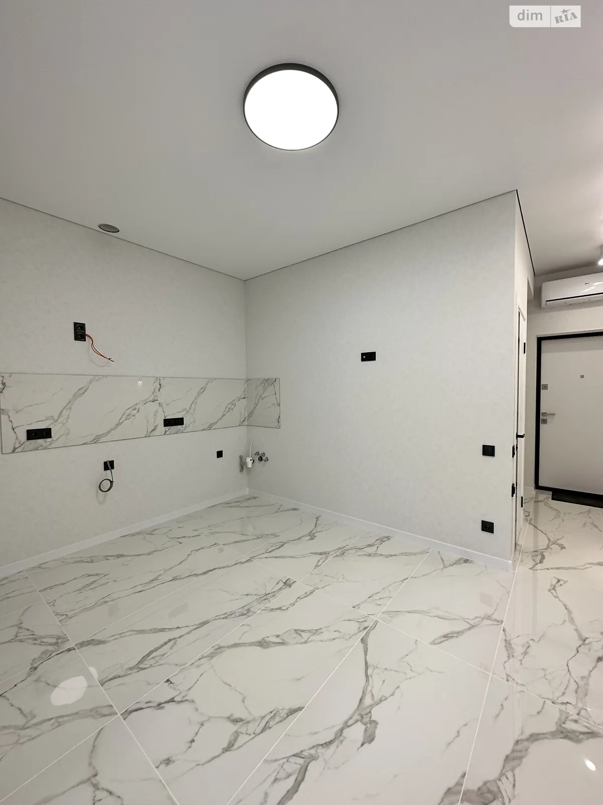 Продается 1-комнатная квартира 38 кв. м в Одессе, ул. Дачная, 28 - фото 1