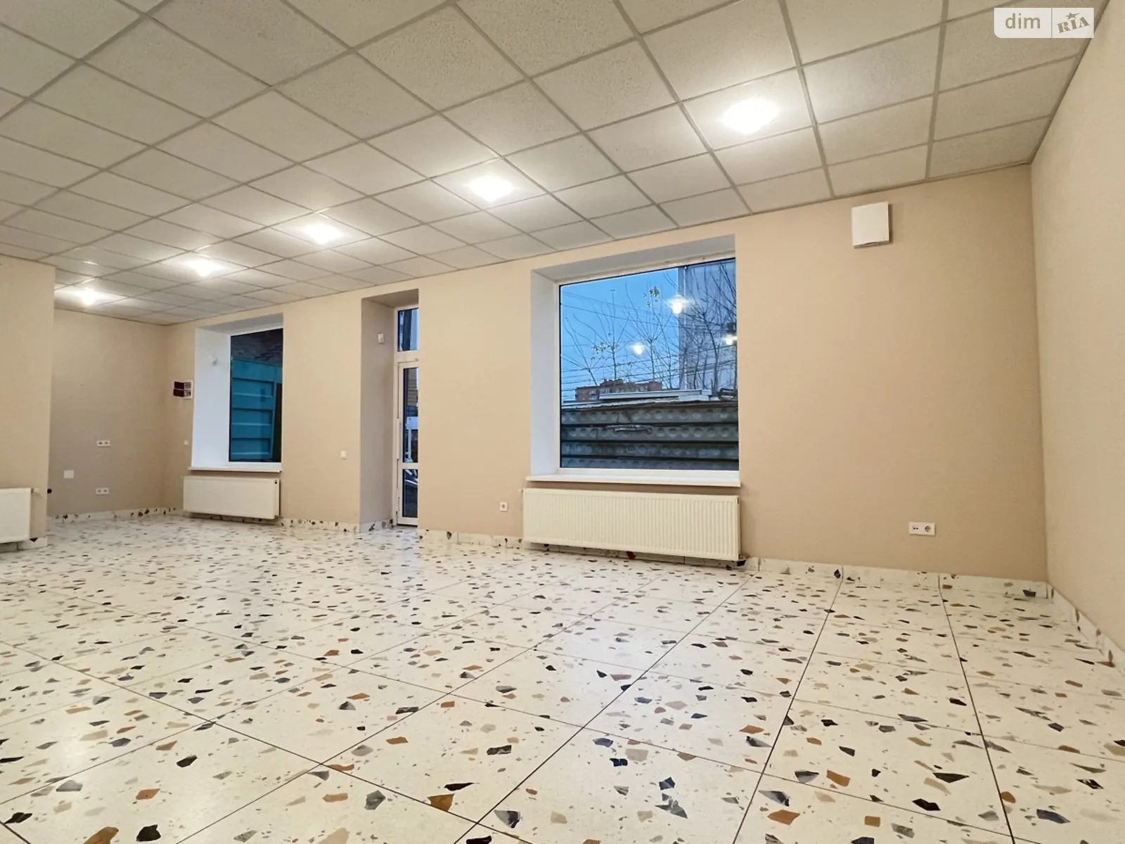 Сдается в аренду офис 70 кв. м в бизнес-центре, цена: 20000 грн - фото 1