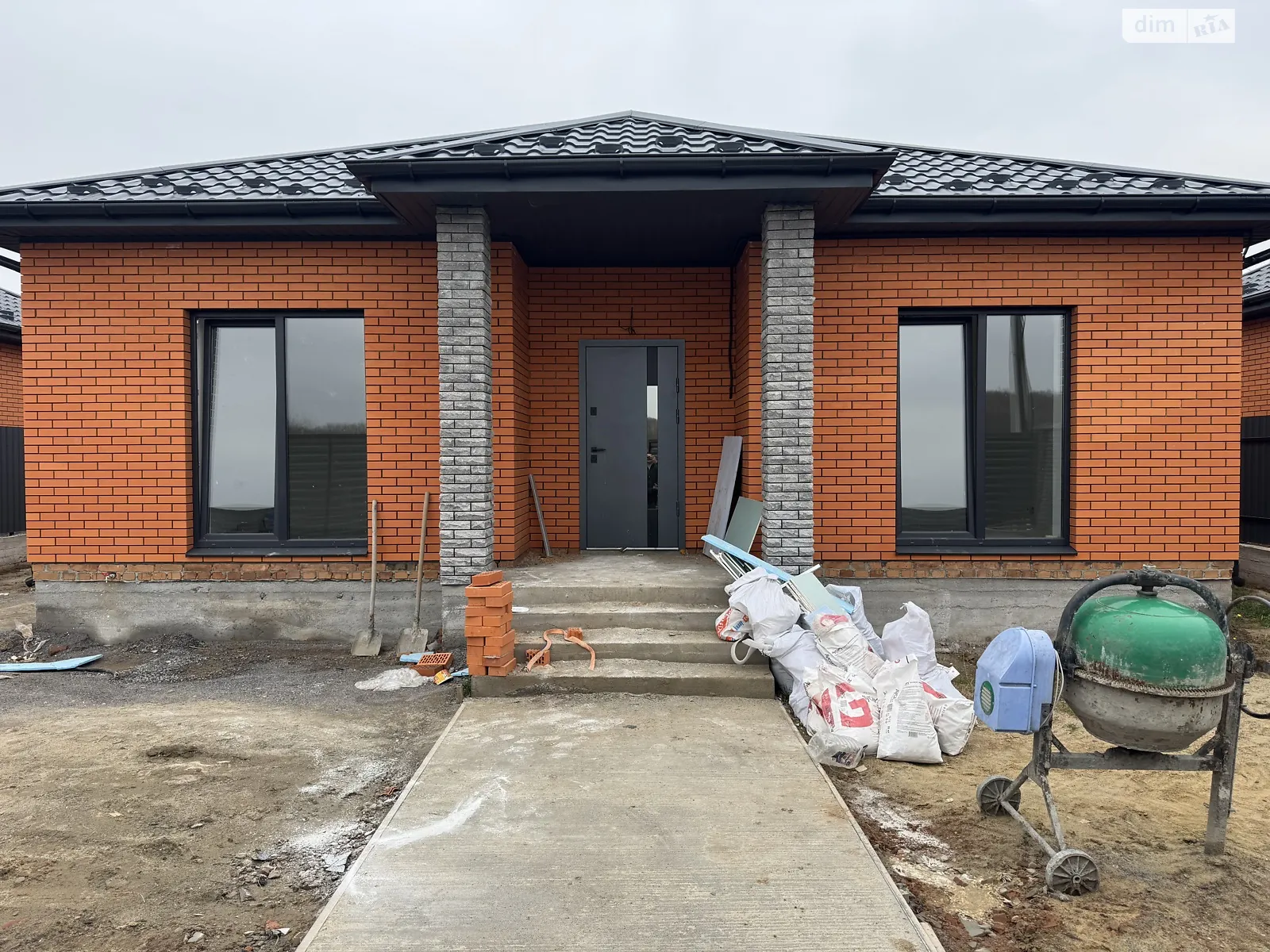 Продається одноповерховий будинок 99 кв. м с басейном, цена: 84995 $ - фото 1