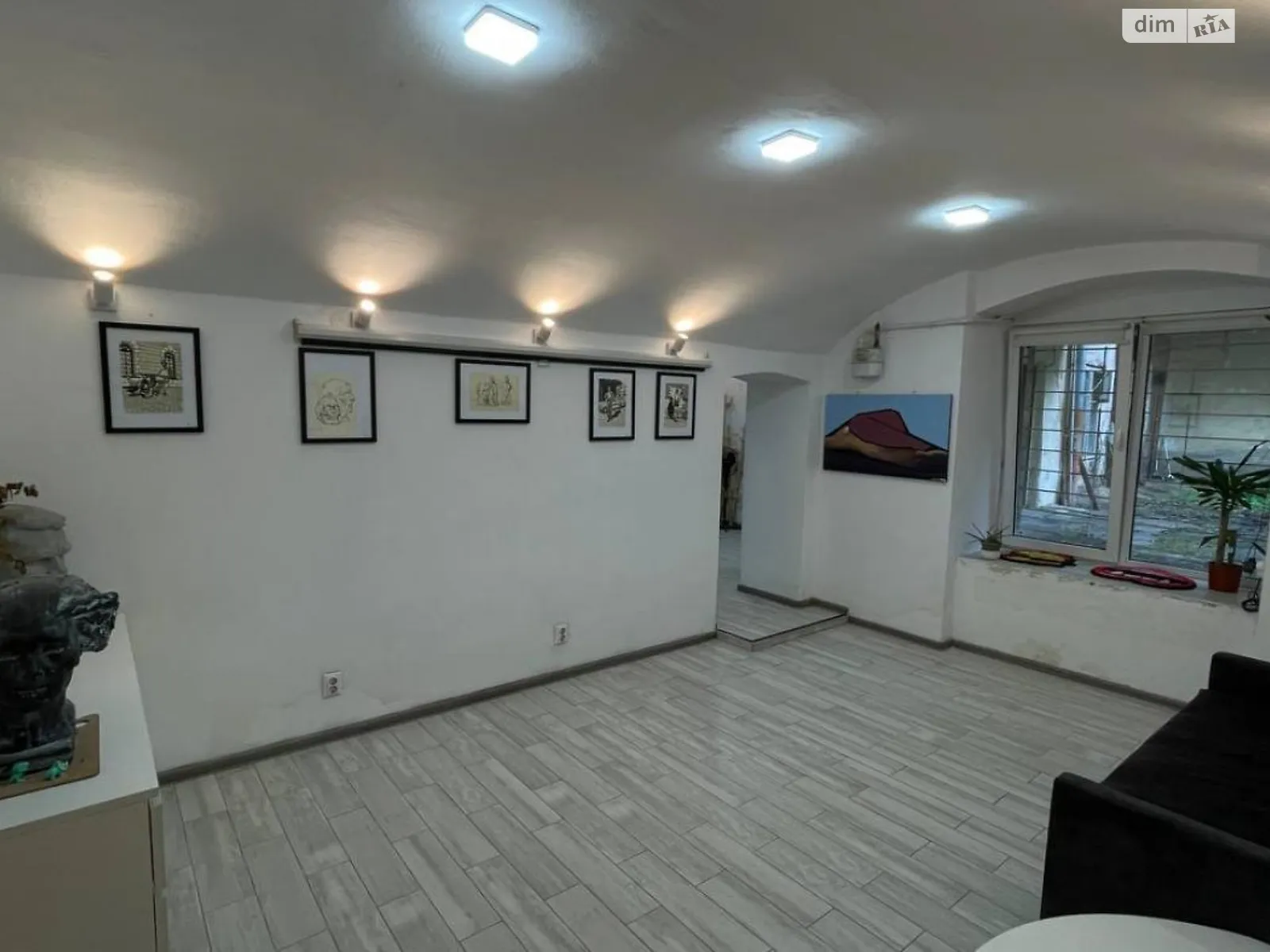 Продається об'єкт сфери послуг 37.7 кв. м в 4-поверховій будівлі, цена: 38500 $ - фото 1