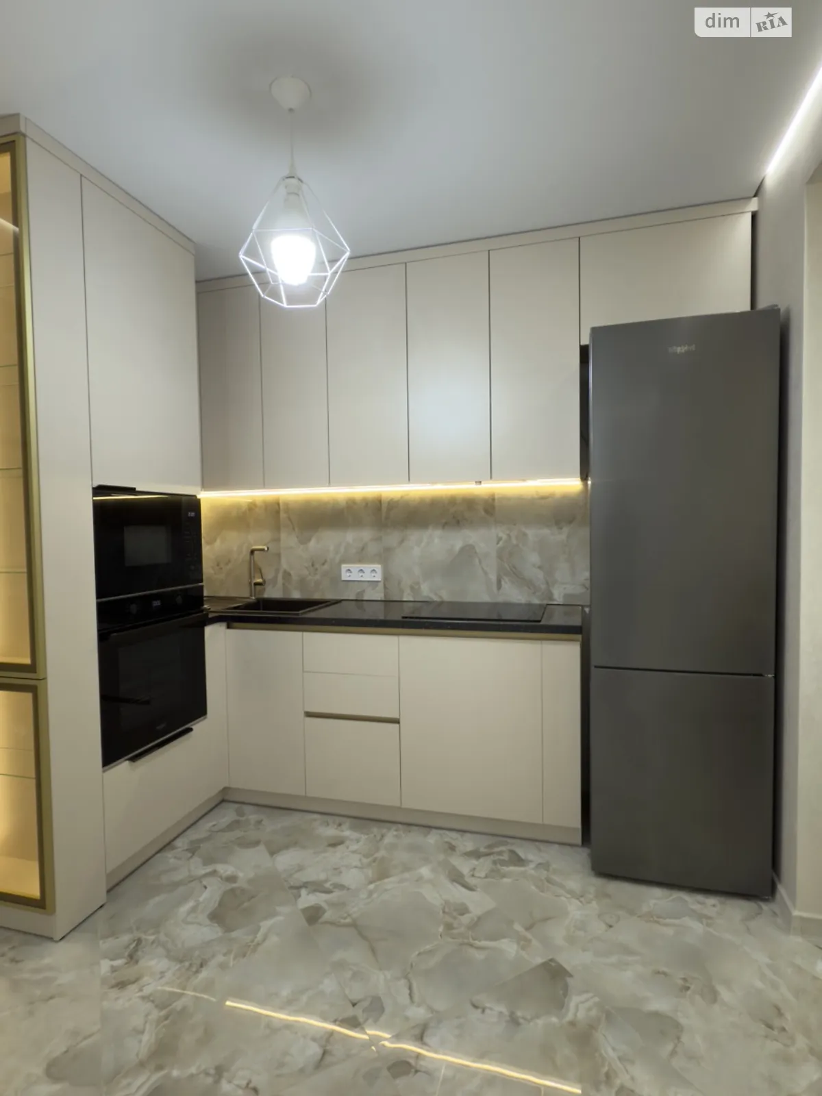 Сдается в аренду 1-комнатная квартира 46.9 кв. м в Ивано-Франковске, ул. Волошина Августина, 2А - фото 1