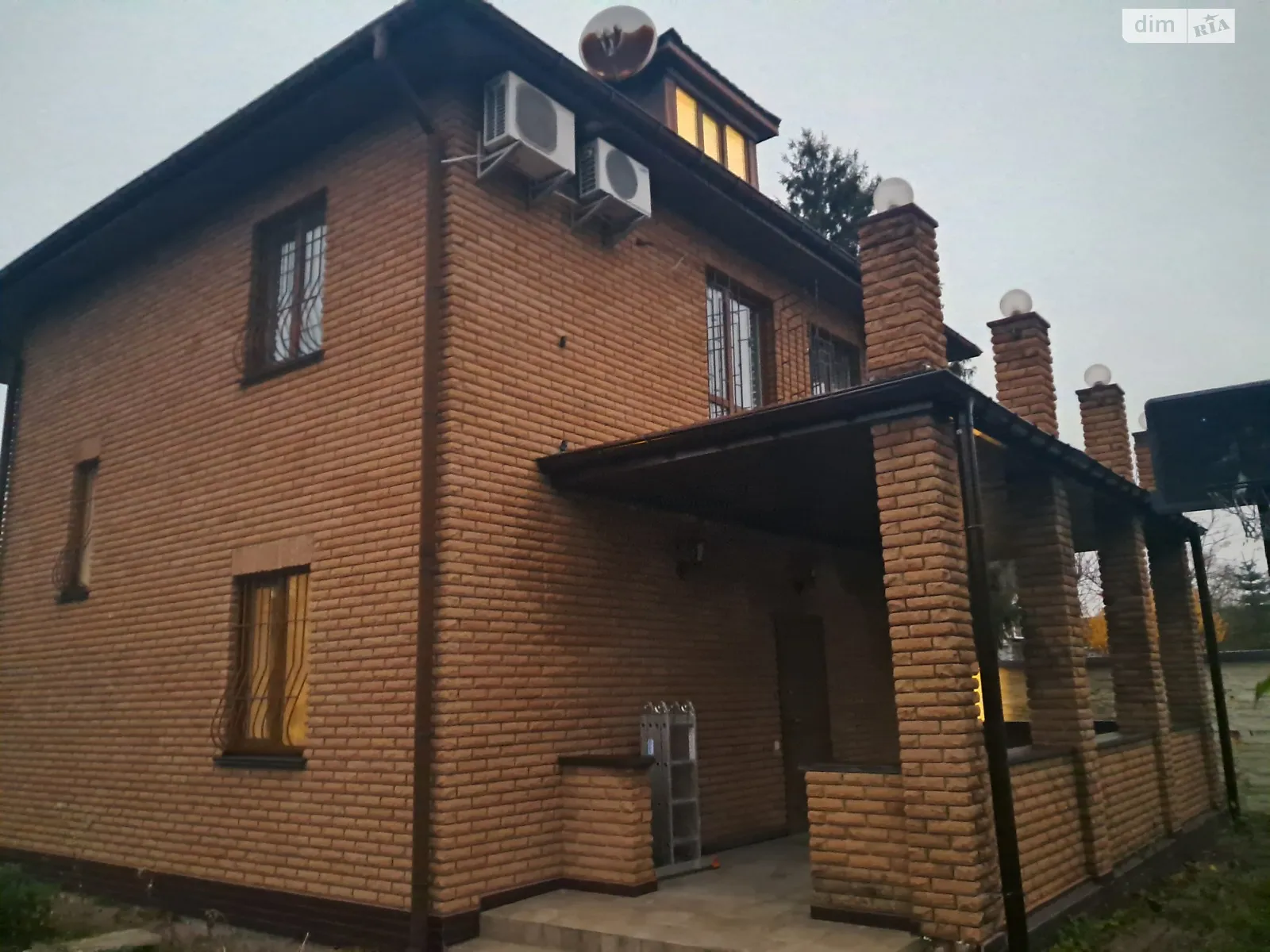 Сдается в аренду дом на 2 этажа 250 кв. м с баней/сауной, цена: 1500 $ - фото 1