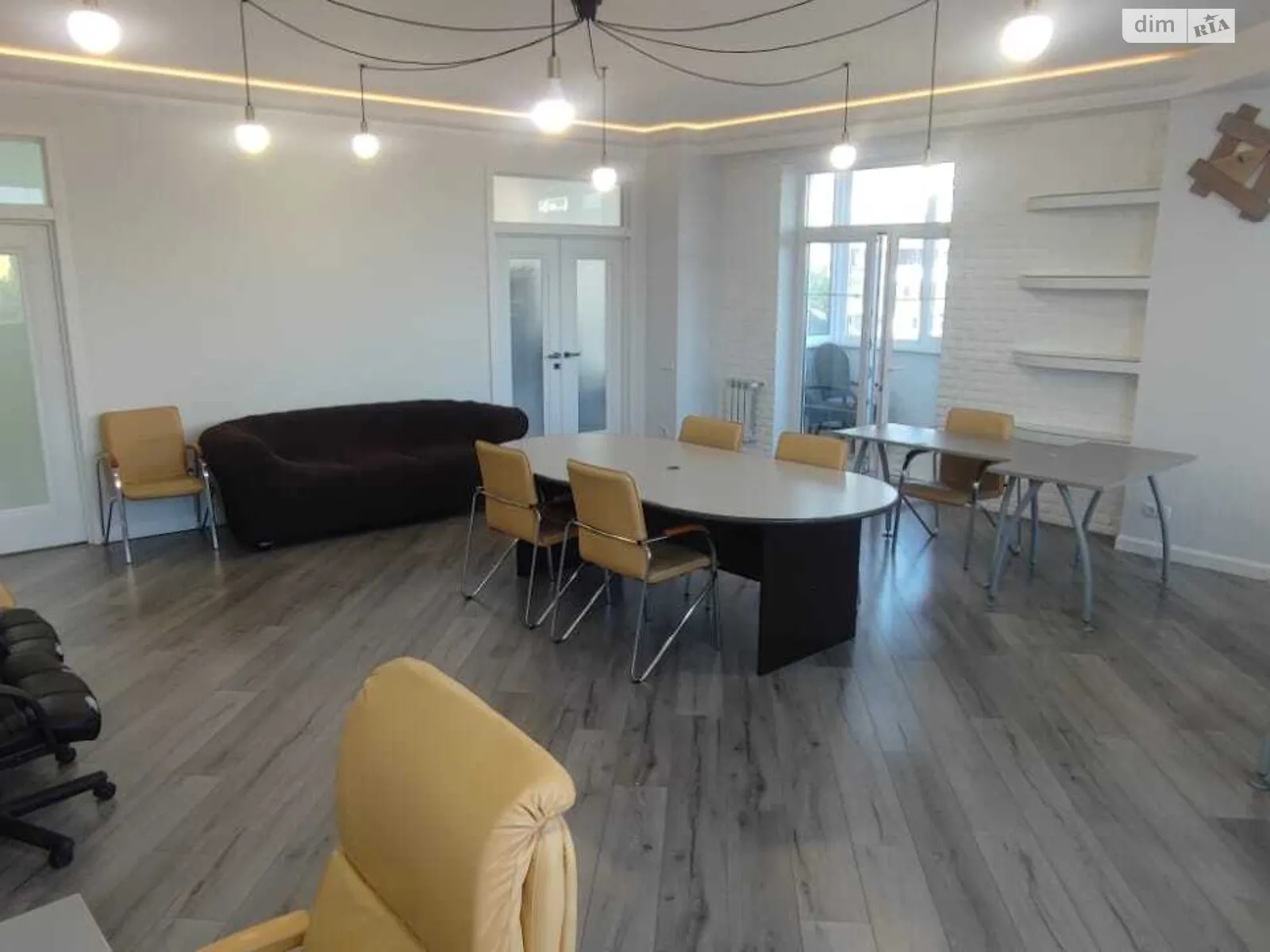 Сдается в аренду офис 150 кв. м в бизнес-центре, цена: 1500 € - фото 1