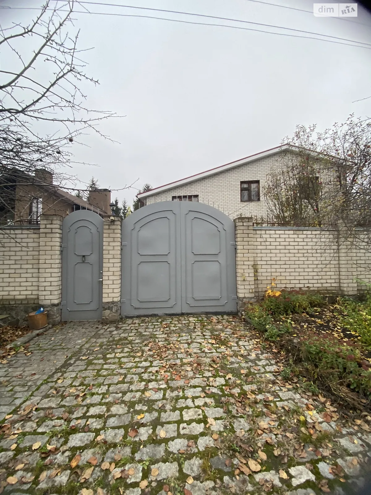 Продается дом на 2 этажа 250 кв. м с участком, цена: 130000 $ - фото 1