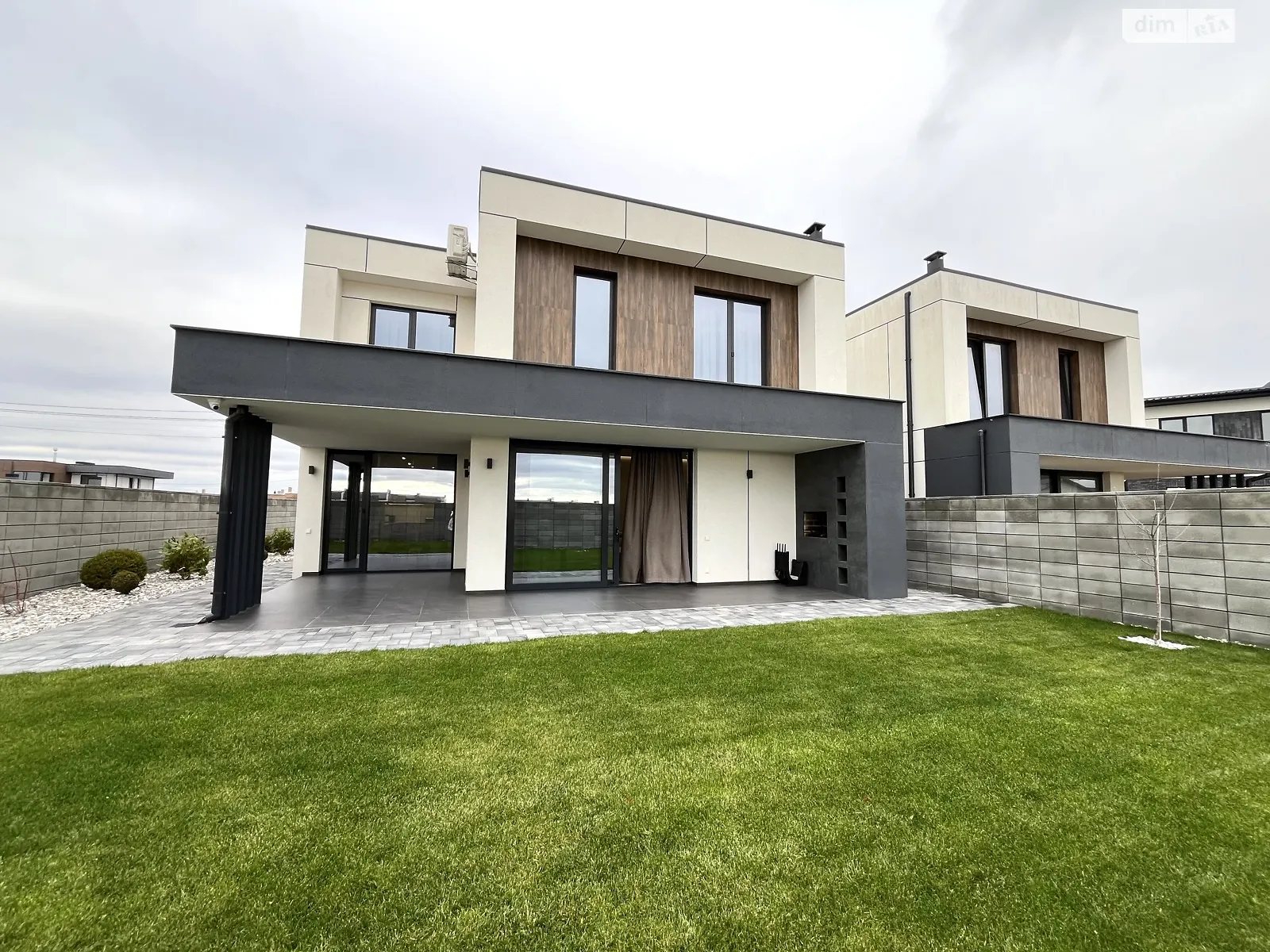 Продается дом на 2 этажа 192 кв. м с участком, цена: 479999 $ - фото 1