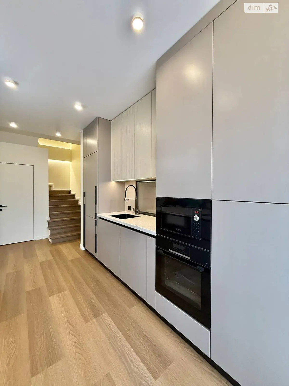 Продается 2-комнатная квартира 78 кв. м в Черновцах, просп. Независимости, 106 - фото 1