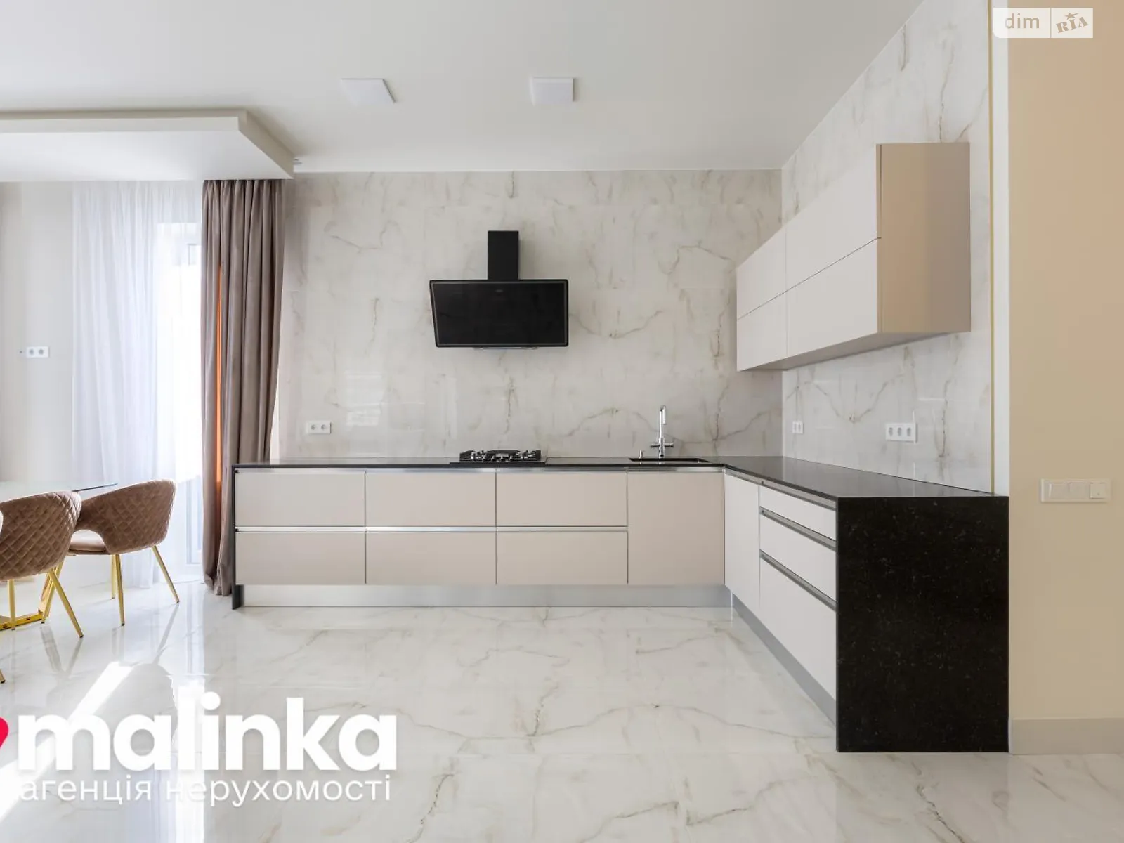 Сдается в аренду дом на 3 этажа 180 кв. м с мебелью, цена: 2500 $ - фото 1