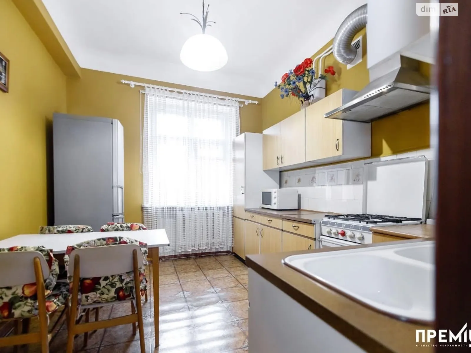 Продается 2-комнатная квартира 55 кв. м в Ровно, ул. Соборная, 57 - фото 1