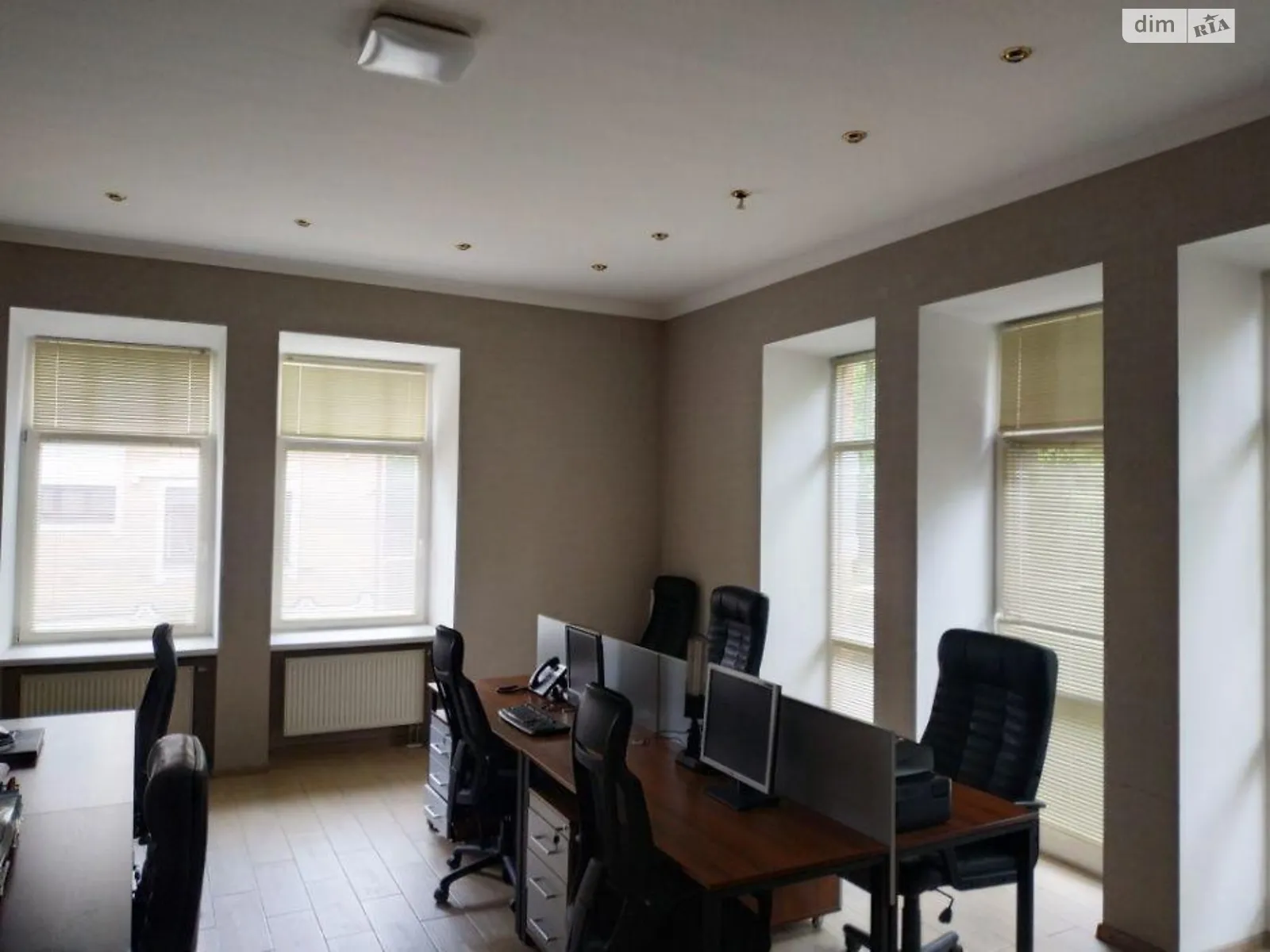 Сдается в аренду офис 135 кв. м в бизнес-центре, цена: 2000 $ - фото 1