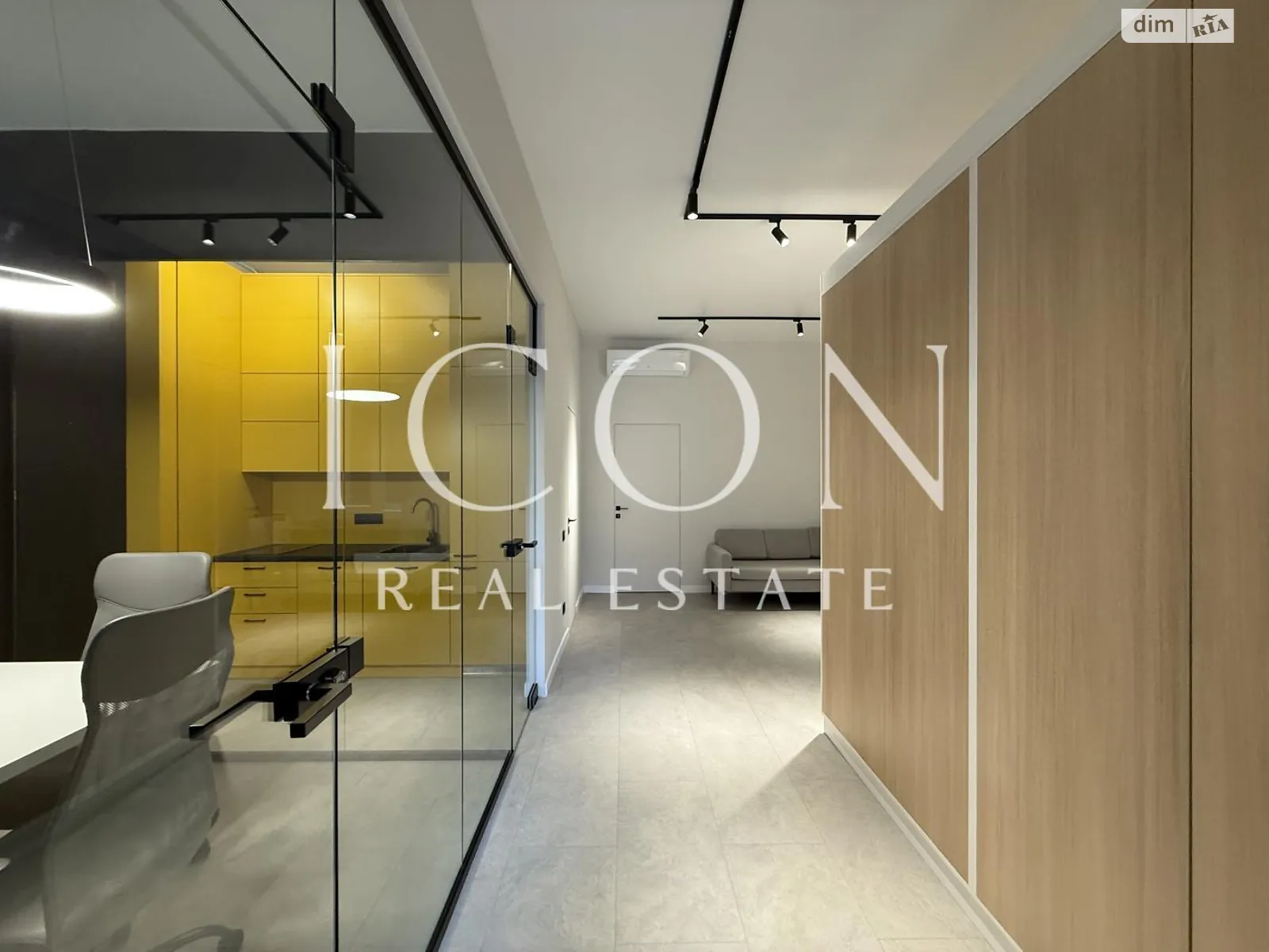 Сдается в аренду офис 82 кв. м в бизнес-центре, цена: 3600 $ - фото 1