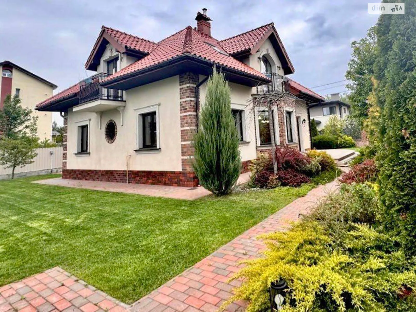 Сдается в аренду дом на 2 этажа 225 кв. м с участком, цена: 1500 $ - фото 1