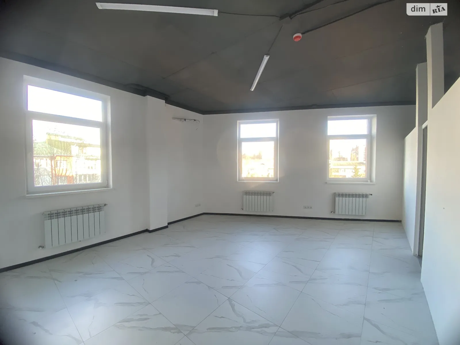 Продается офис 73.4 кв. м в бизнес-центре, цена: 73000 $ - фото 1