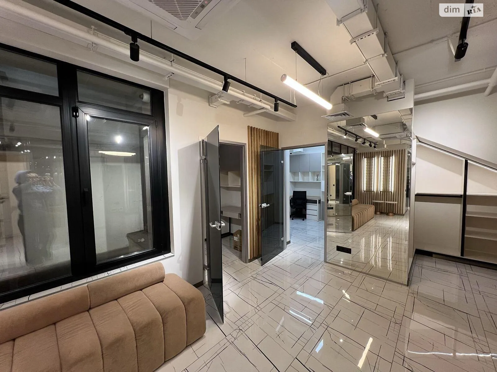 Сдается в аренду офис 120 кв. м в бизнес-центре, цена: 2700 $ - фото 1