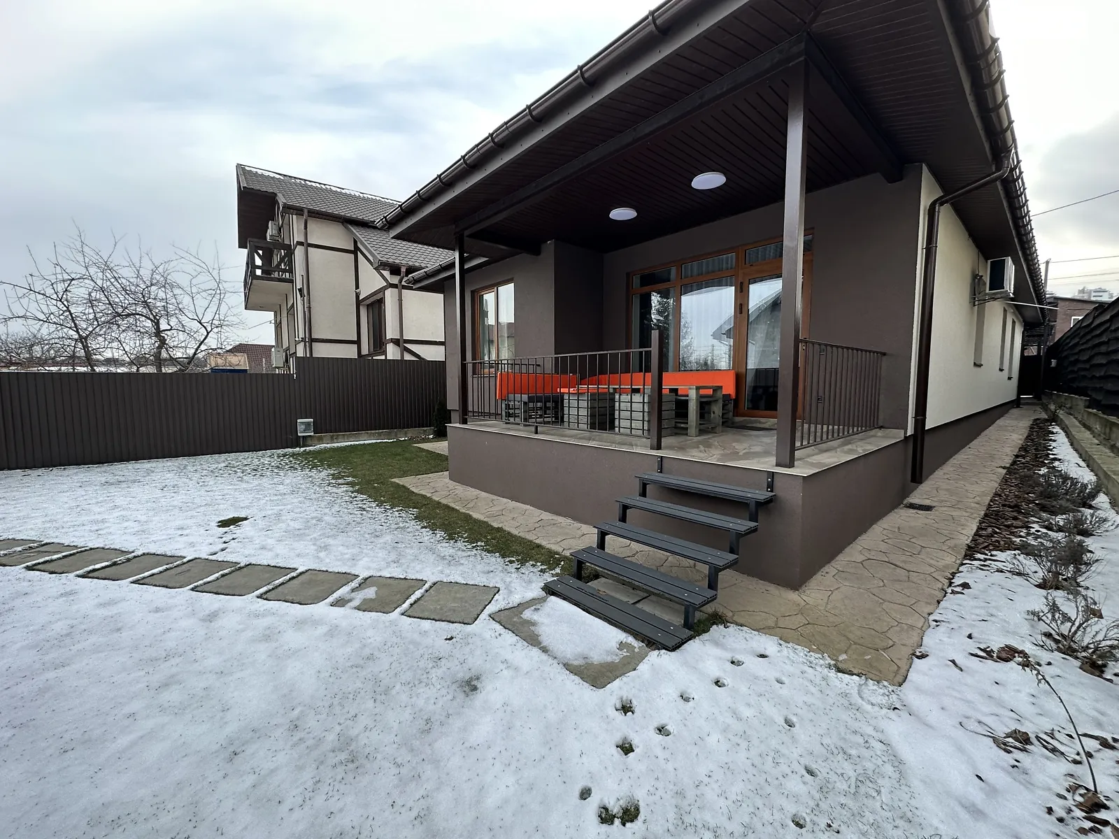 Сдается в аренду одноэтажный дом 160 кв. м с баней/сауной, цена: 2400 $ - фото 1