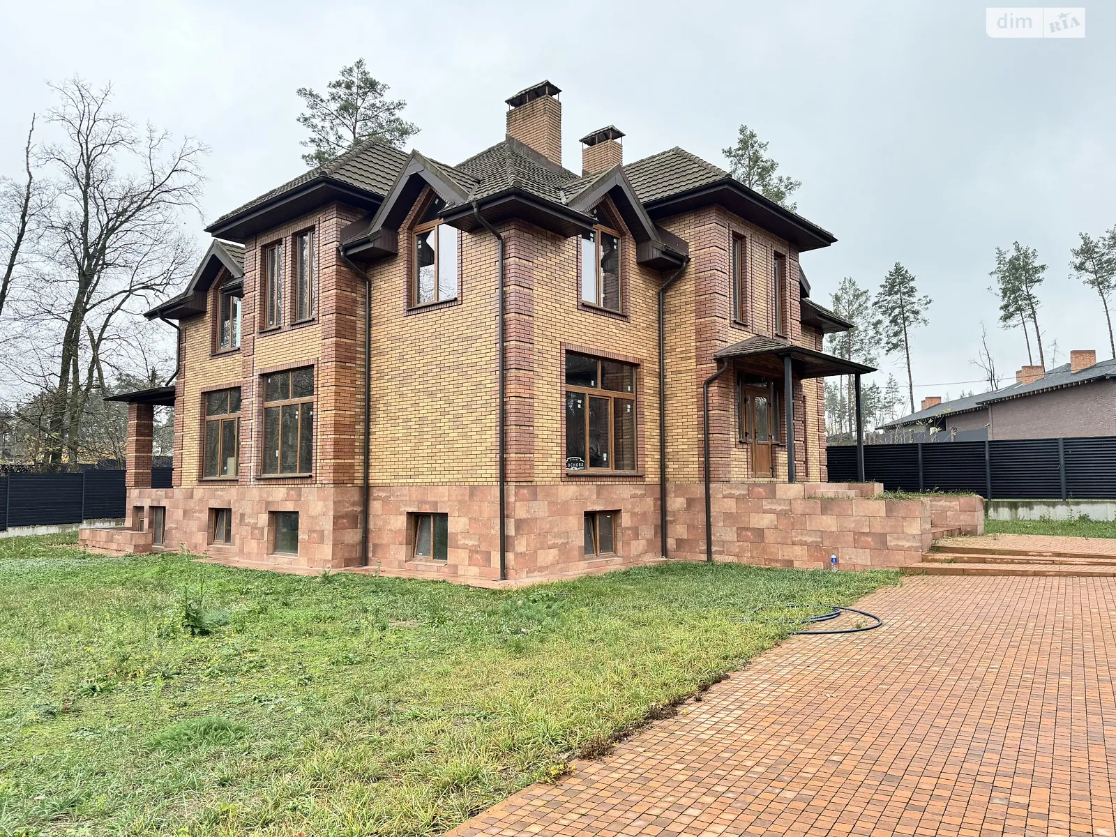 Продается дом на 2 этажа 460 кв. м с подвалом, цена: 350000 $ - фото 1