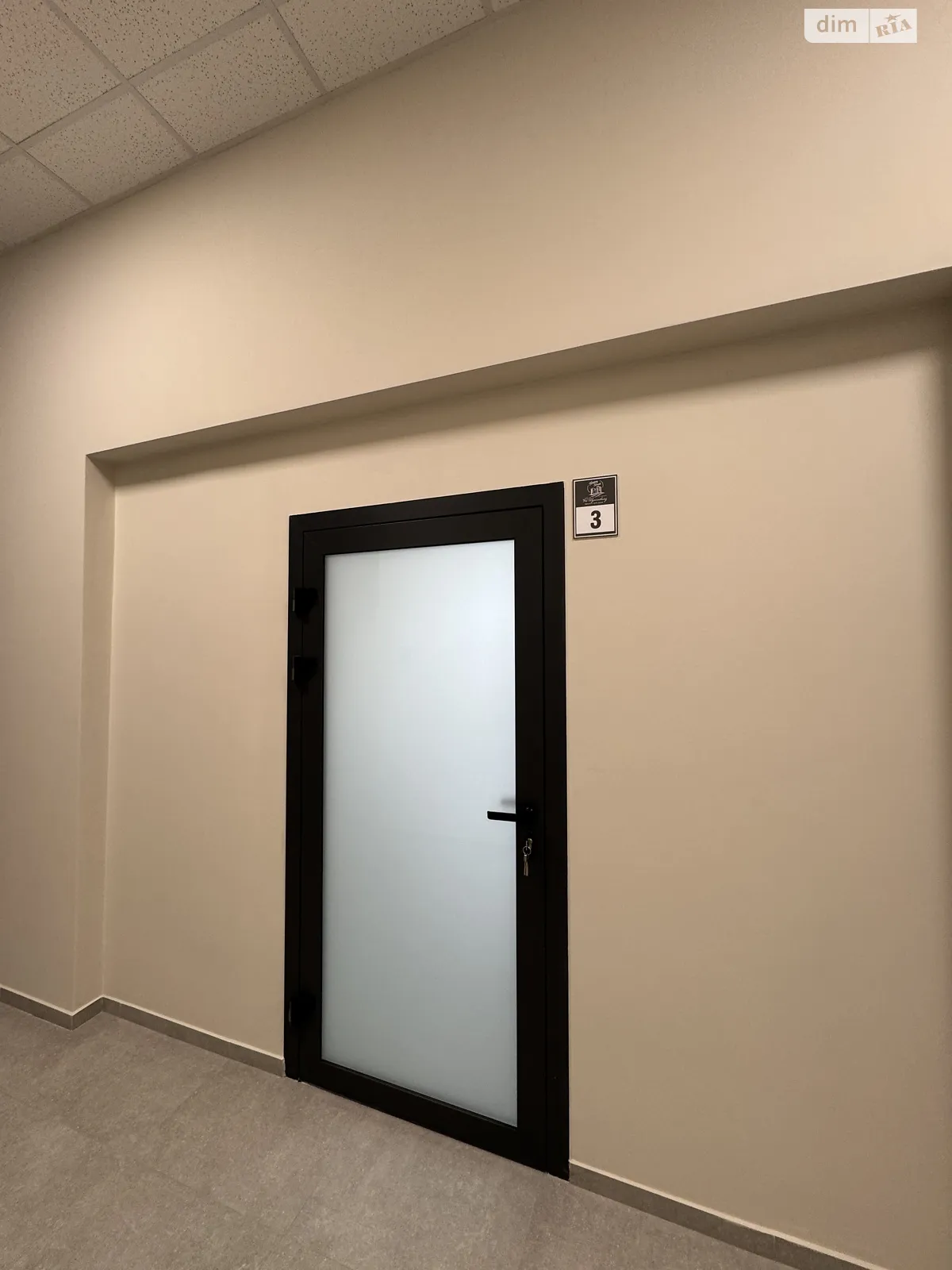 Сдается в аренду офис 55.2 кв. м в бизнес-центре, цена: 552 $ - фото 1