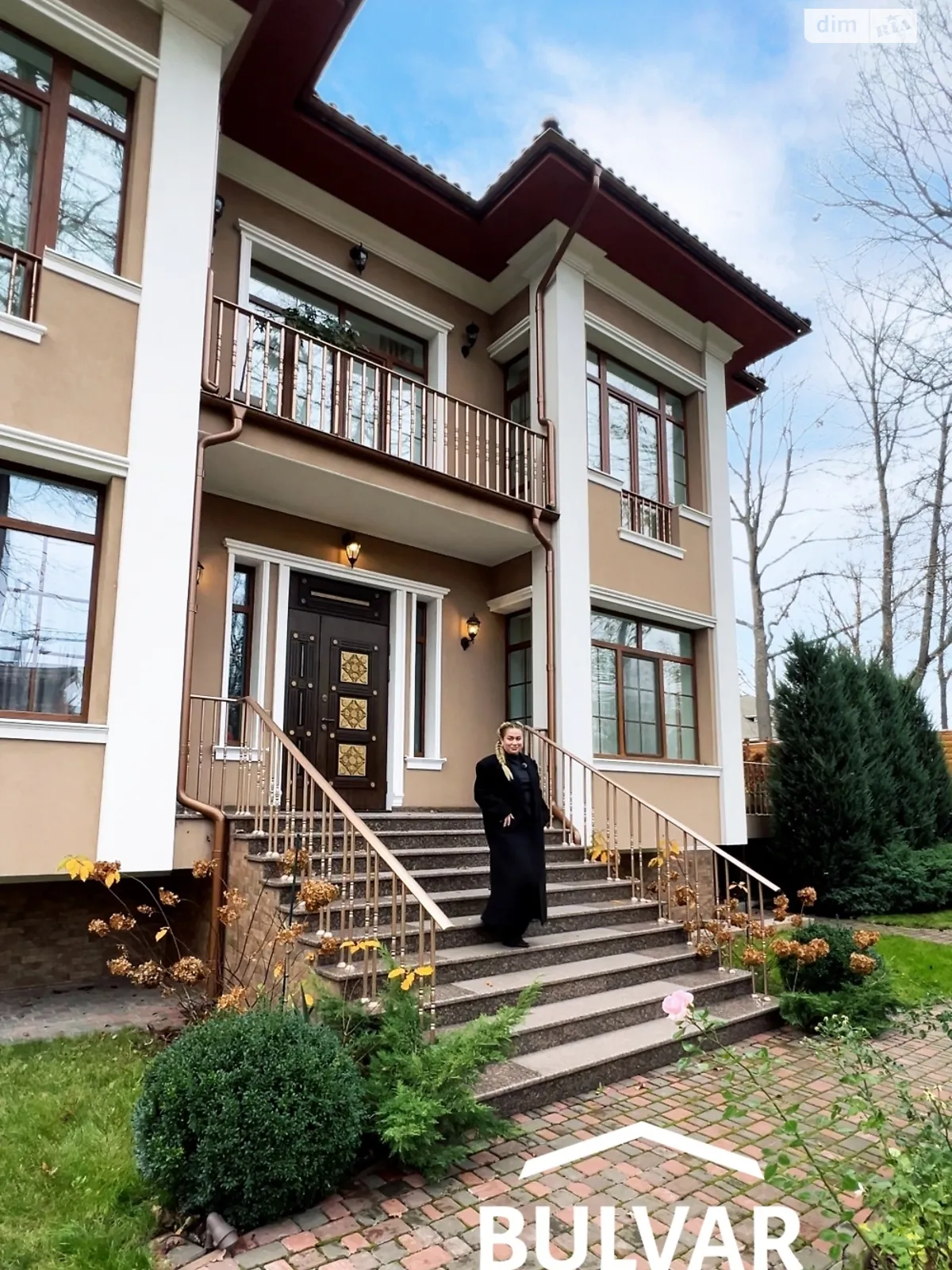 Продается дом на 2 этажа 350 кв. м с камином, цена: 900000 $ - фото 1