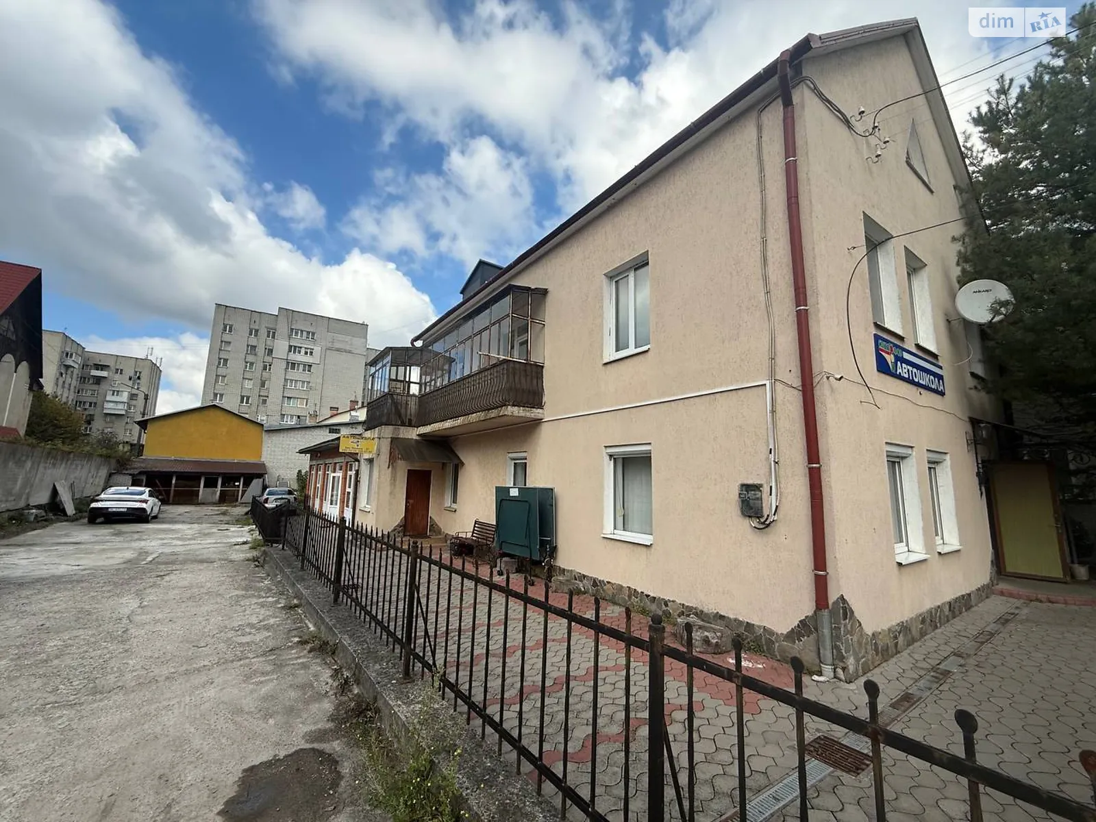 Продается дом на 3 этажа 330 кв. м с верандой, цена: 525000 $ - фото 1