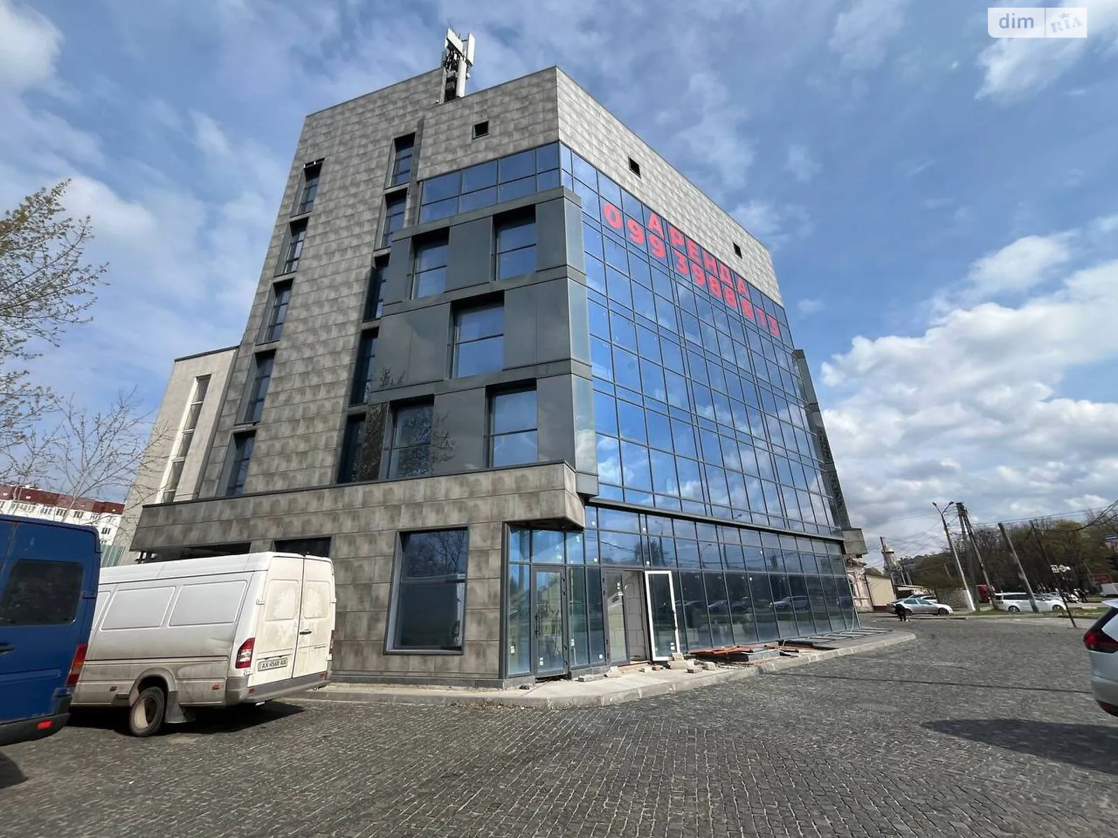 Сдается в аренду объект сферы услуг 900 кв. м в 5-этажном здании, цена: 5600 $ - фото 1