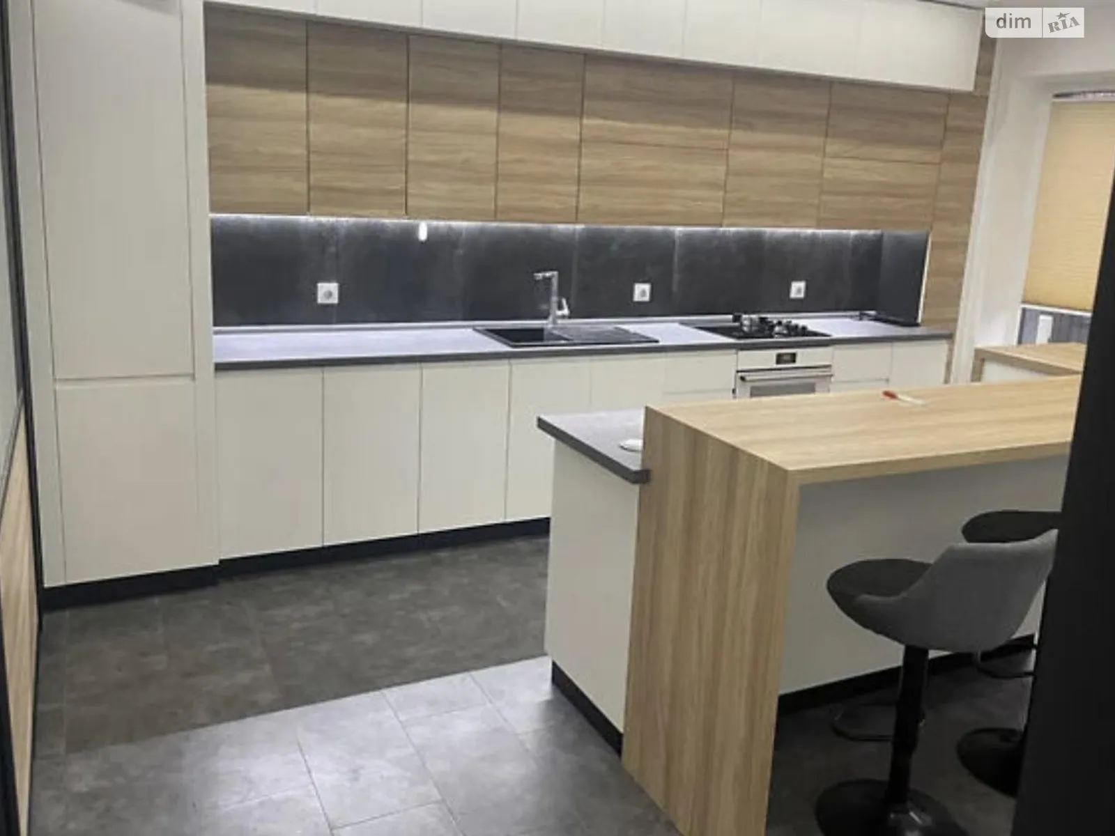 Продается дом на 3 этажа 249 кв. м с подвалом, цена: 185000 $ - фото 1