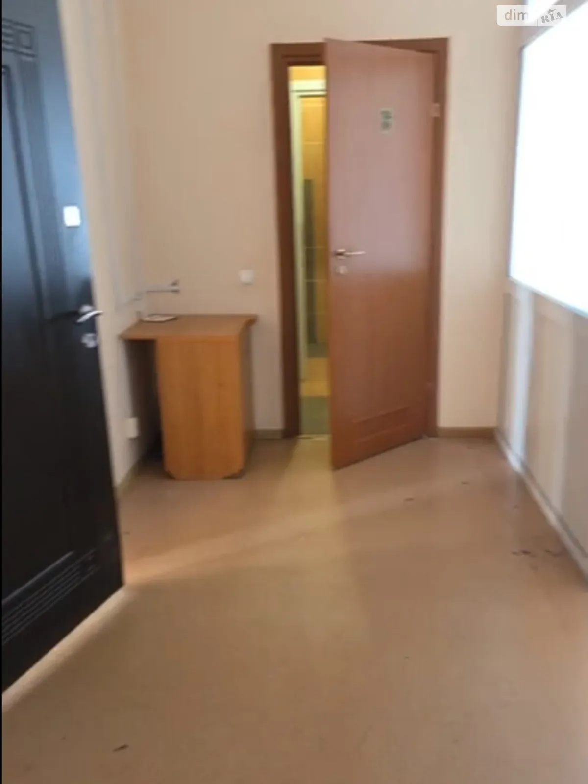 Сдается в аренду офис 80 кв. м в бизнес-центре, цена: 560 $ - фото 1