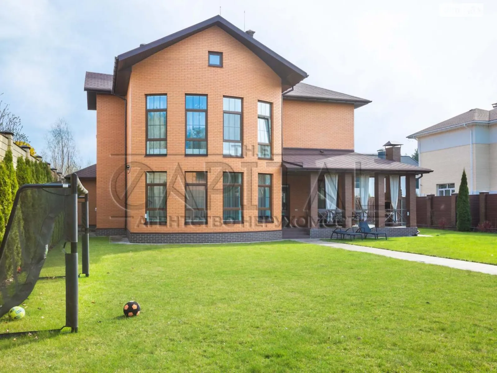 Продается дом на 2 этажа 300 кв. м с бассейном, цена: 850000 $ - фото 1