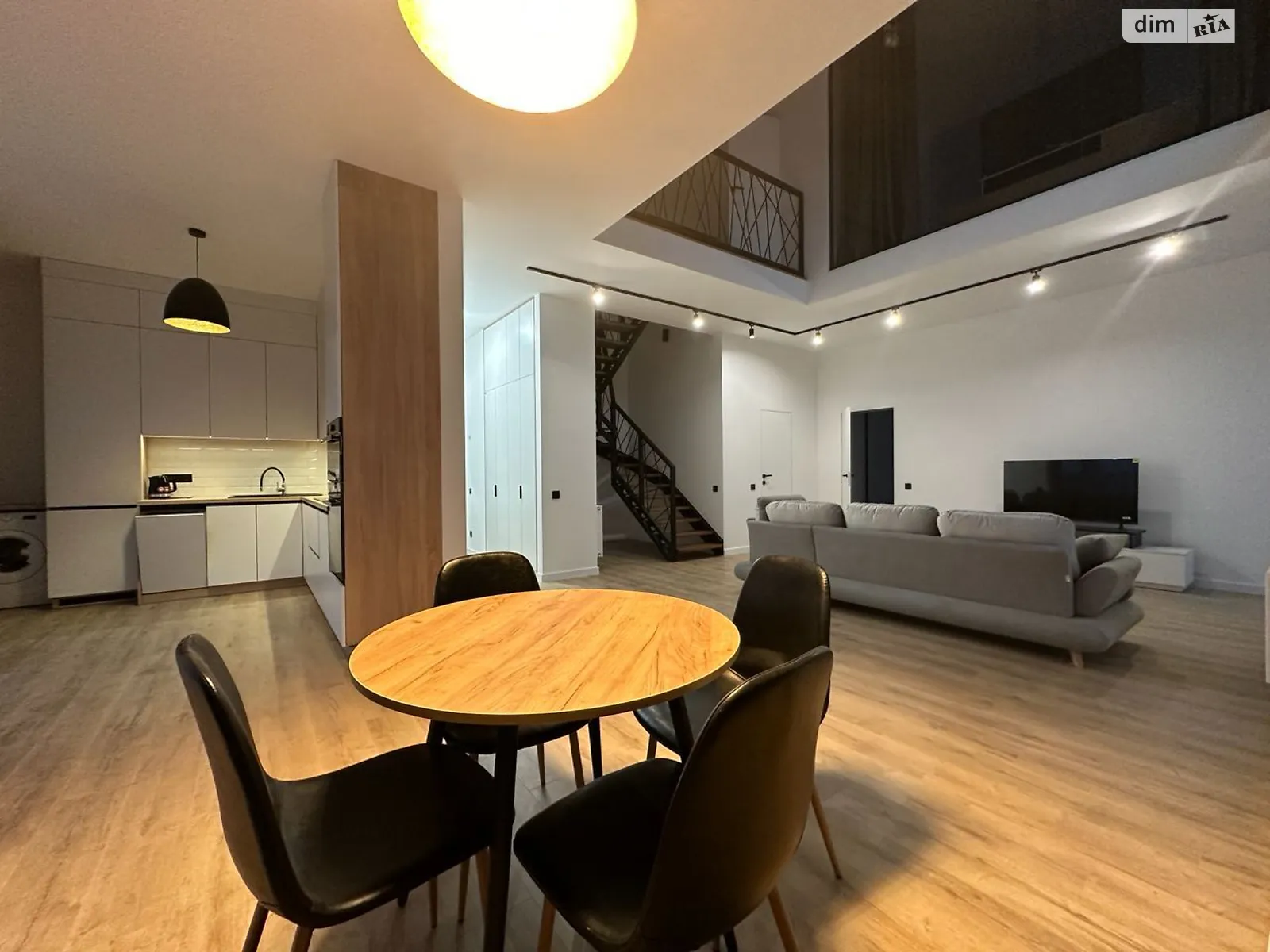 Сдается в аренду офис 155 кв. м в бизнес-центре, цена: 1800 $ - фото 1