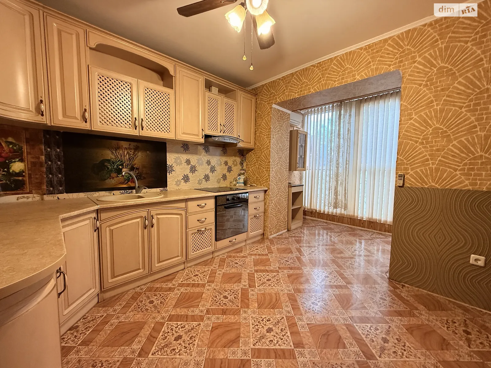 Продається 3-кімнатна квартира 80 кв. м у Чорноморську, вул. Захисників України(1 Травня), 19 - фото 1